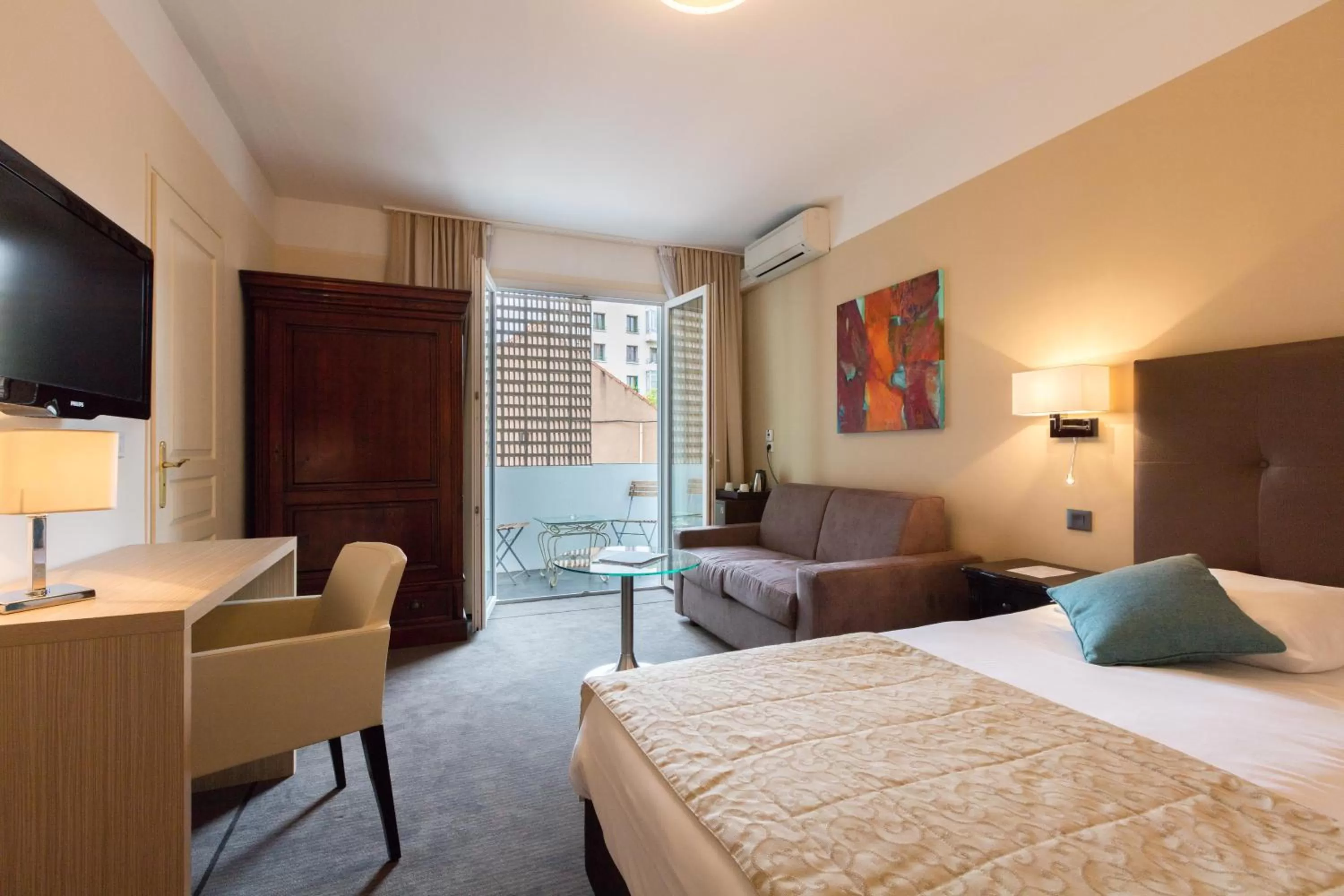 Photo of the whole room, Bed in Hôtel Rotonde Aix-en-Provence centre