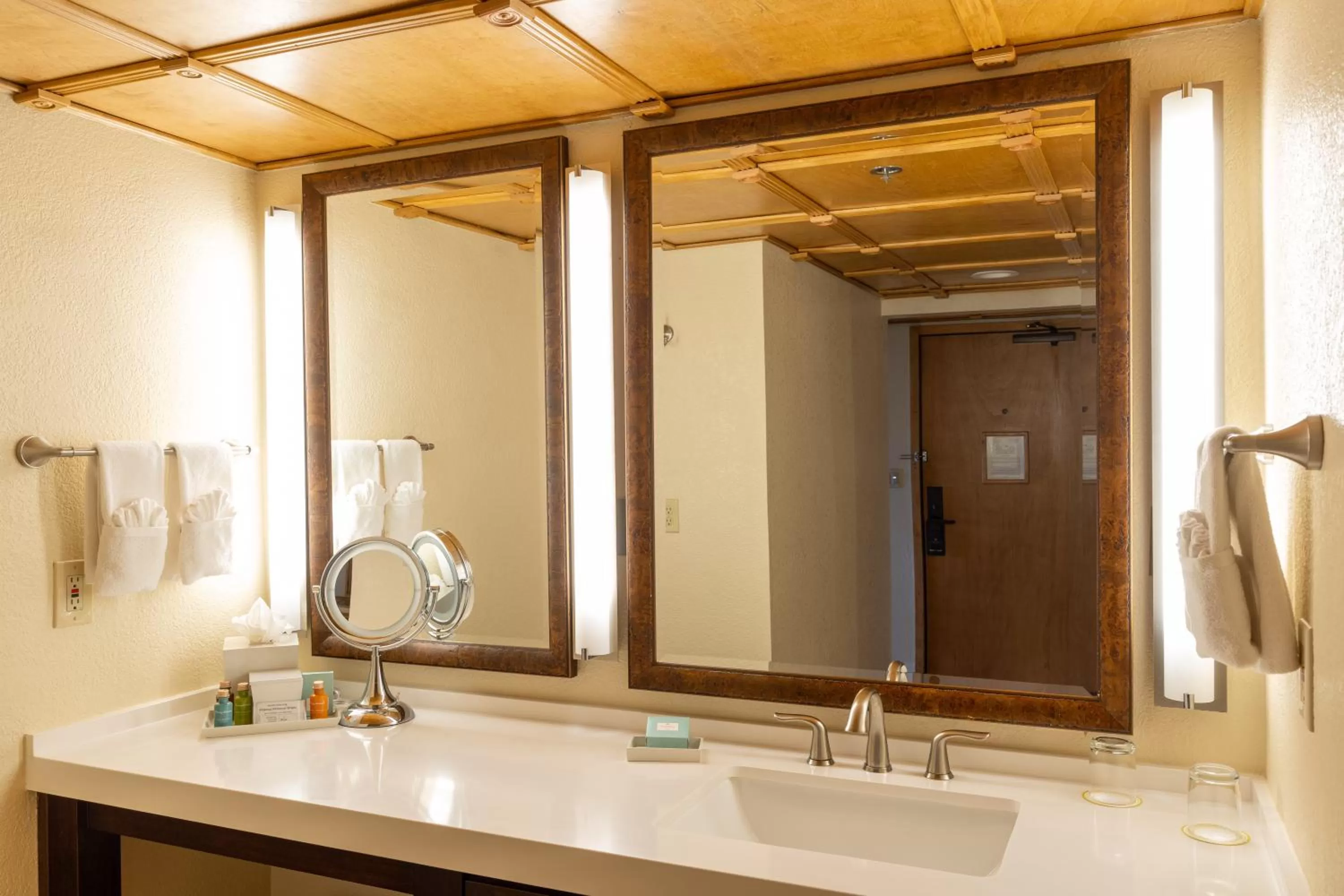 Bathroom in Pacific Terrace Hotel