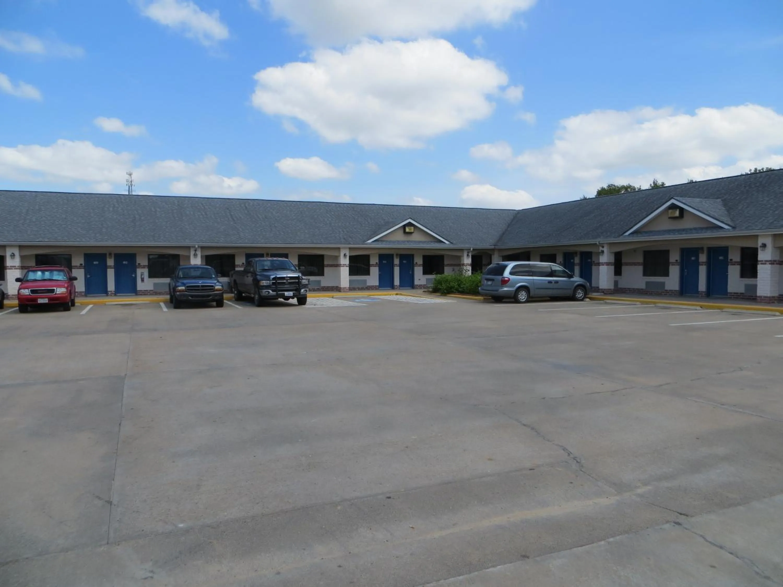 Facade/entrance in Executive Inn & Suites West Columbia