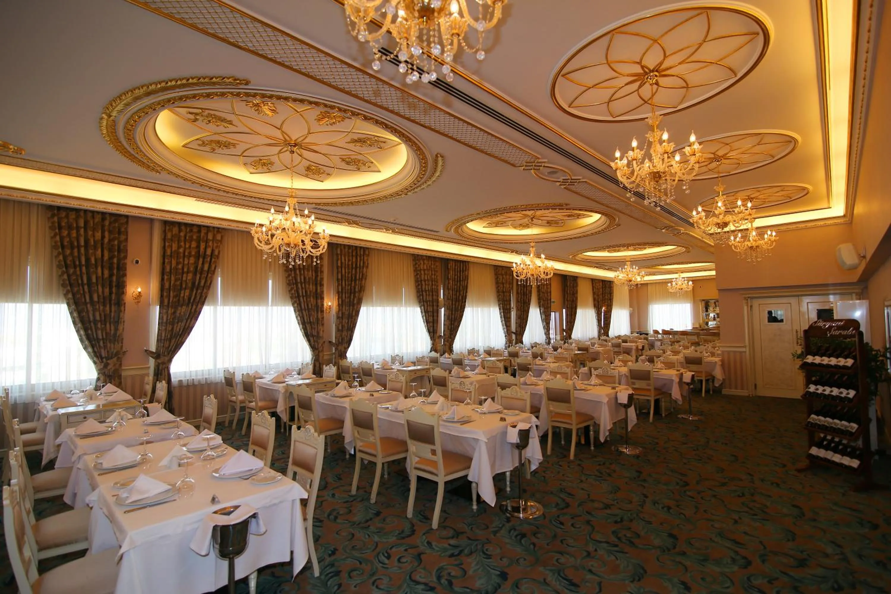 Restaurant/places to eat in Demir Hotel