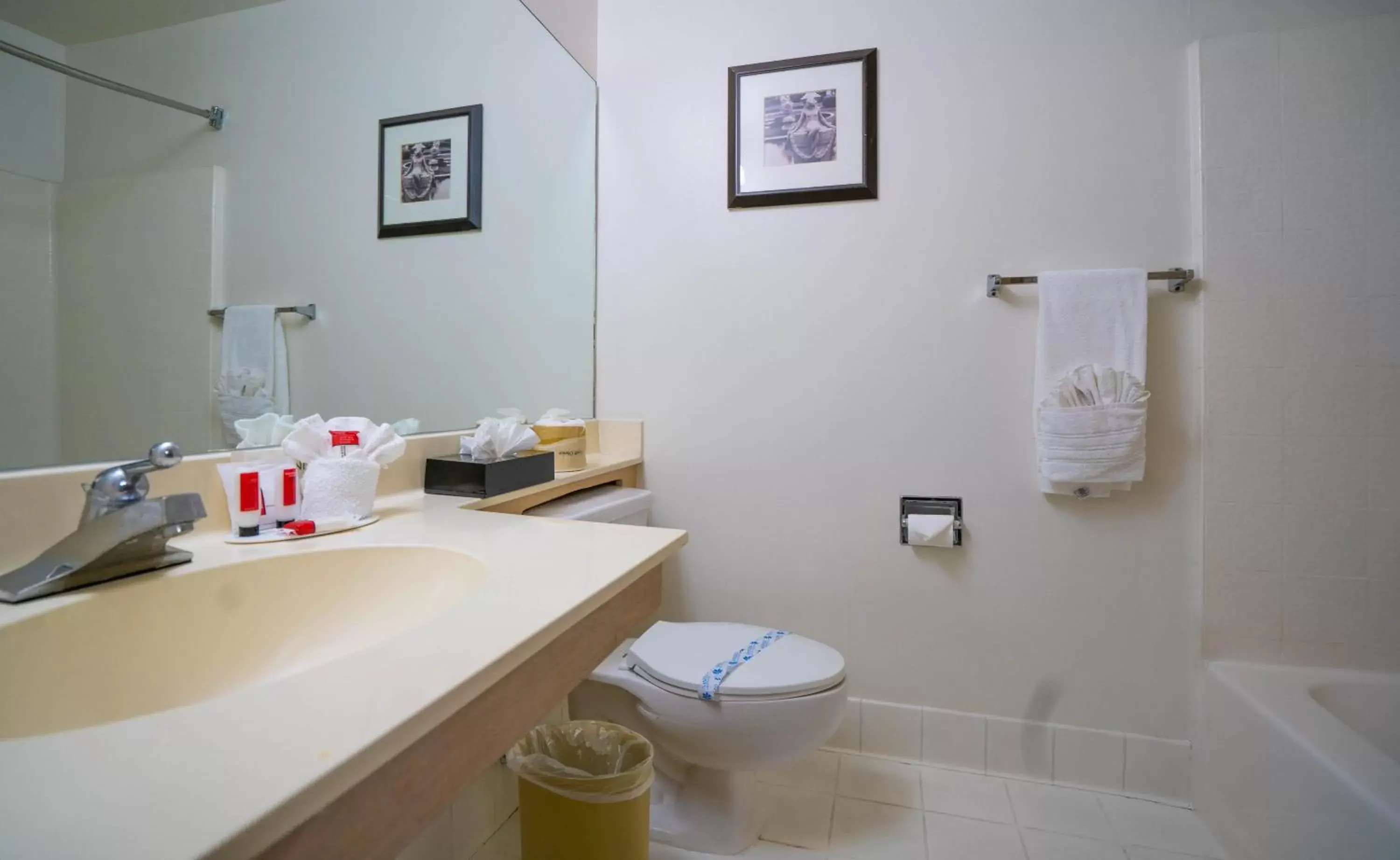 King Room - Non-Smoking in Howard Johnson by Wyndham Buena Park King Room - Non-Smoking in Howard Johnson by Wyndham Buena Park