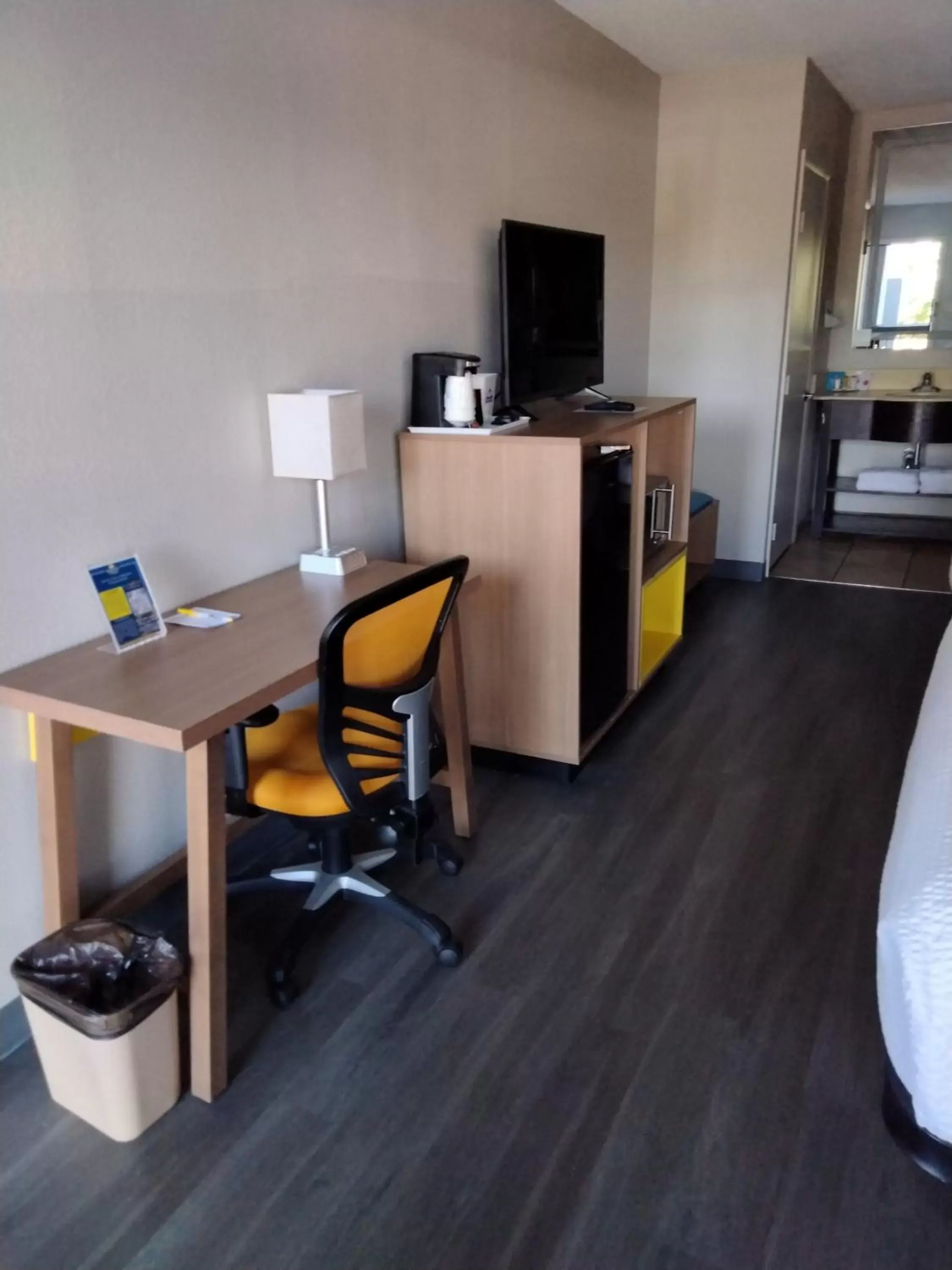 Double Room with Bath Tub - Mobility/Hearing Accessible - Non-Smoking in Days Inn & Suites by Wyndham Albuquerque North Double Room with Bath Tub - Mobility/Hearing Accessible - Non-Smoking in Days Inn & Suites by Wyndham Albuquerque North