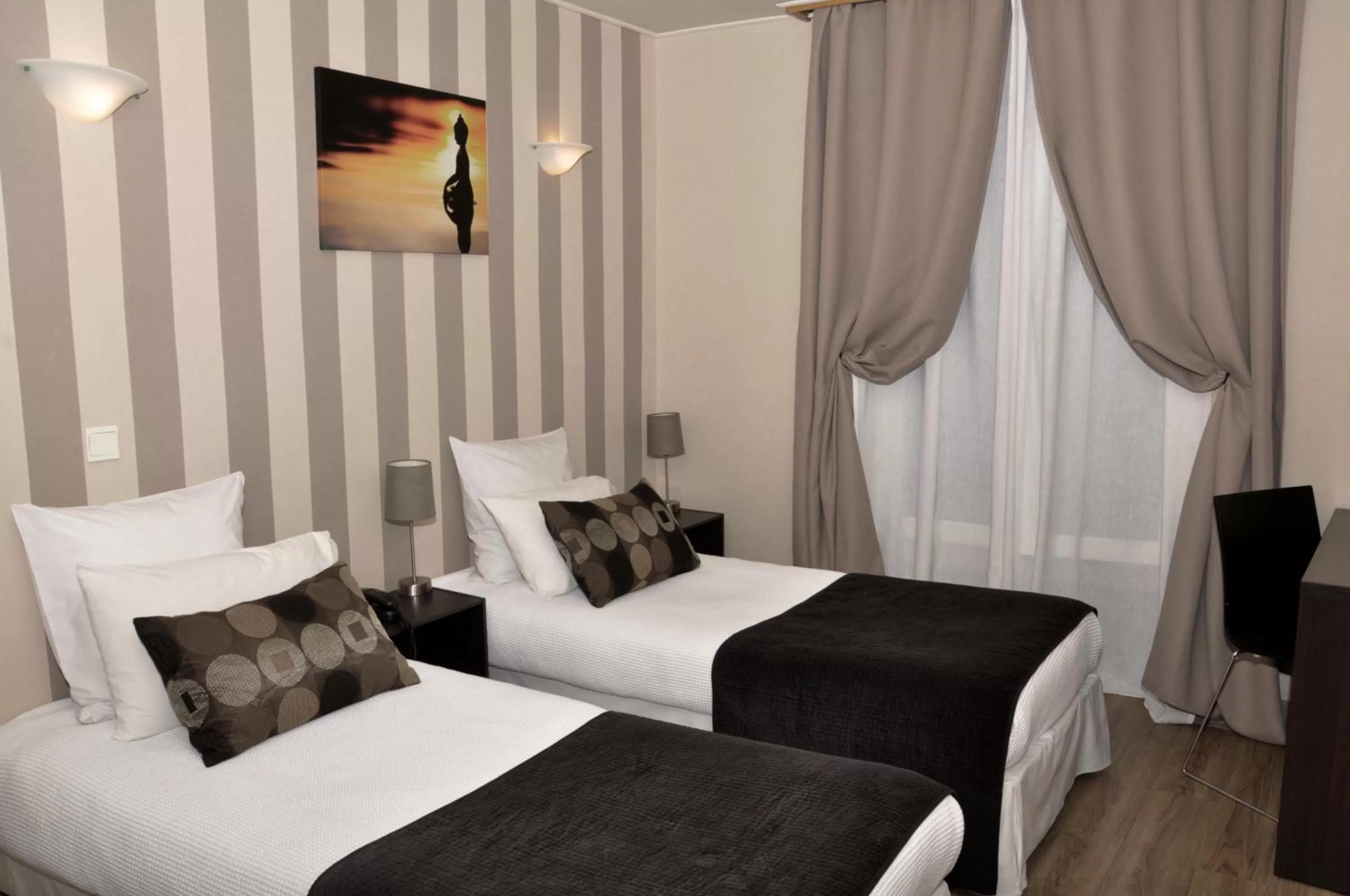 Photo of the whole room, Bed in Hôtel du Mont Blanc