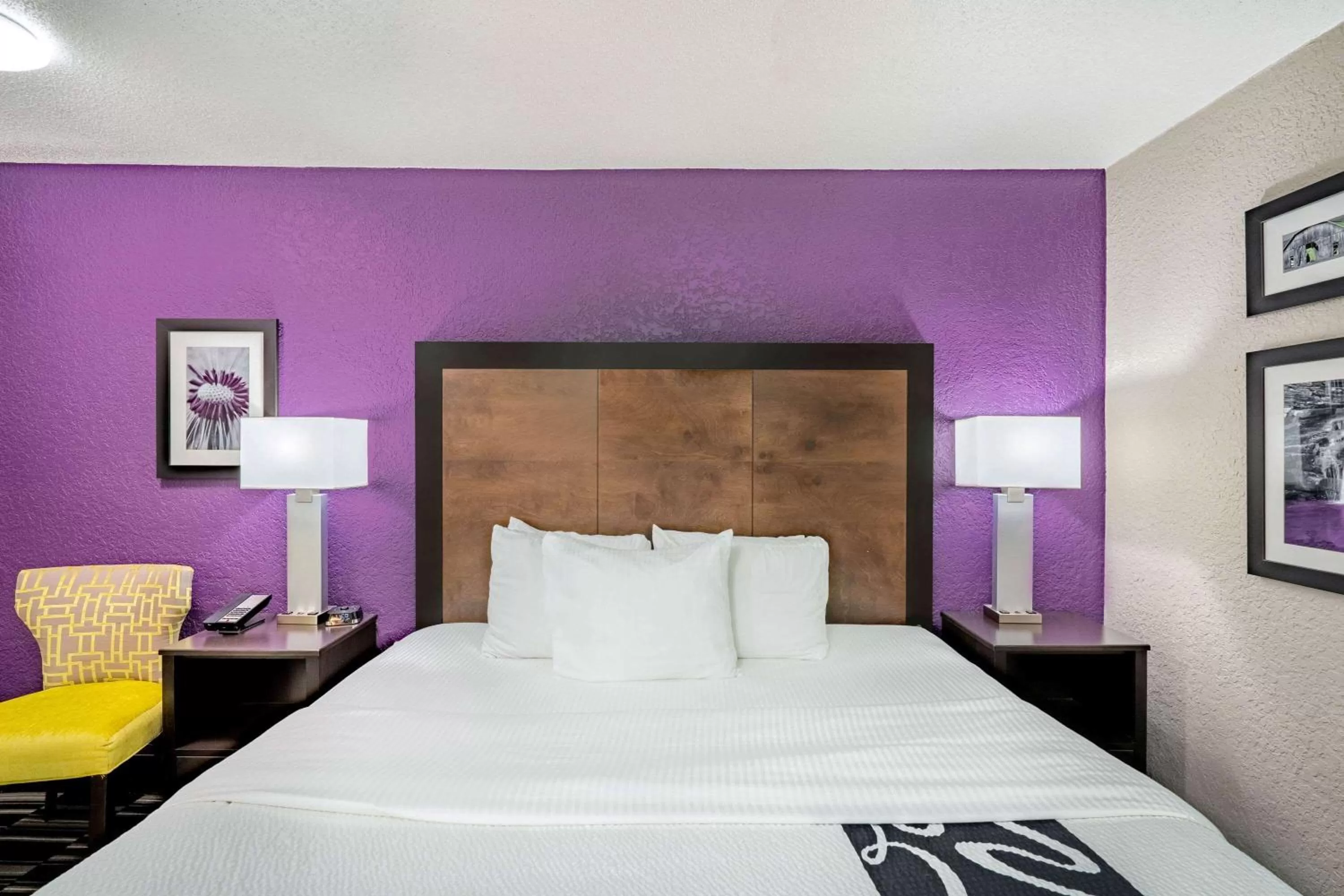 Photo of the whole room, Bed in La Quinta Inn by Wyndham El Dorado