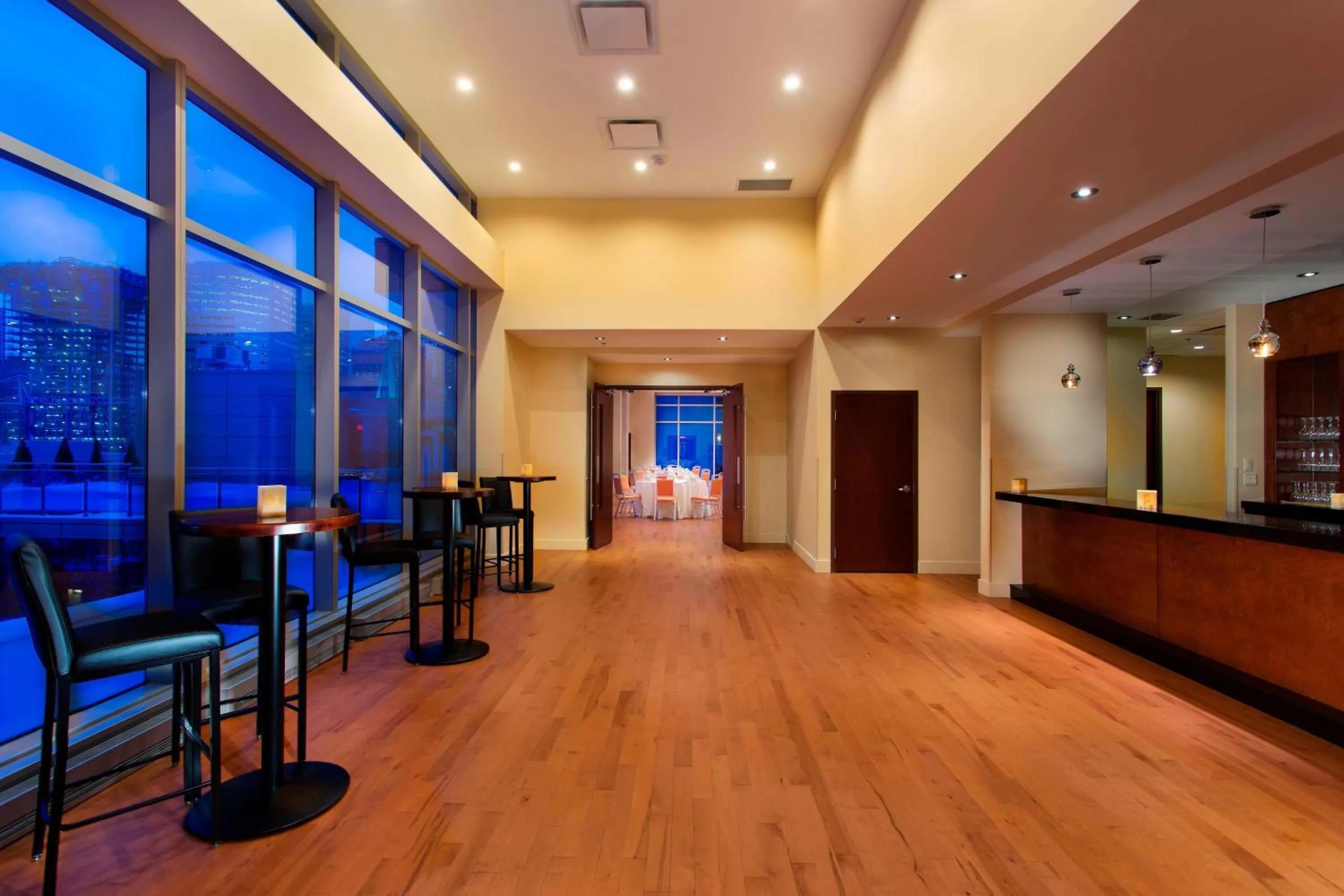 Lounge or bar in Courtyard par Marriott Montréal Centre-ville