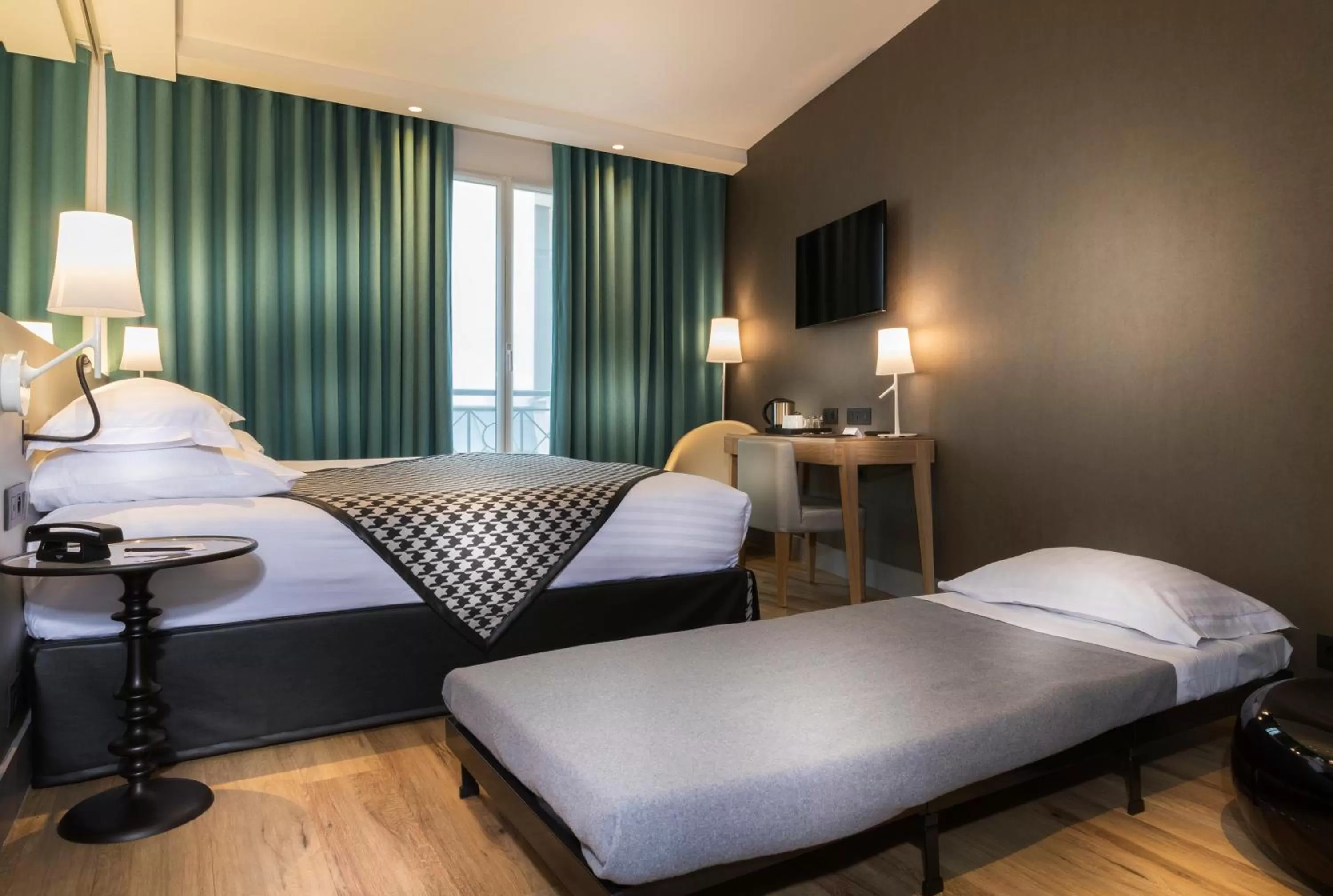 Bed in Hotel Acanthe - Boulogne Billancourt