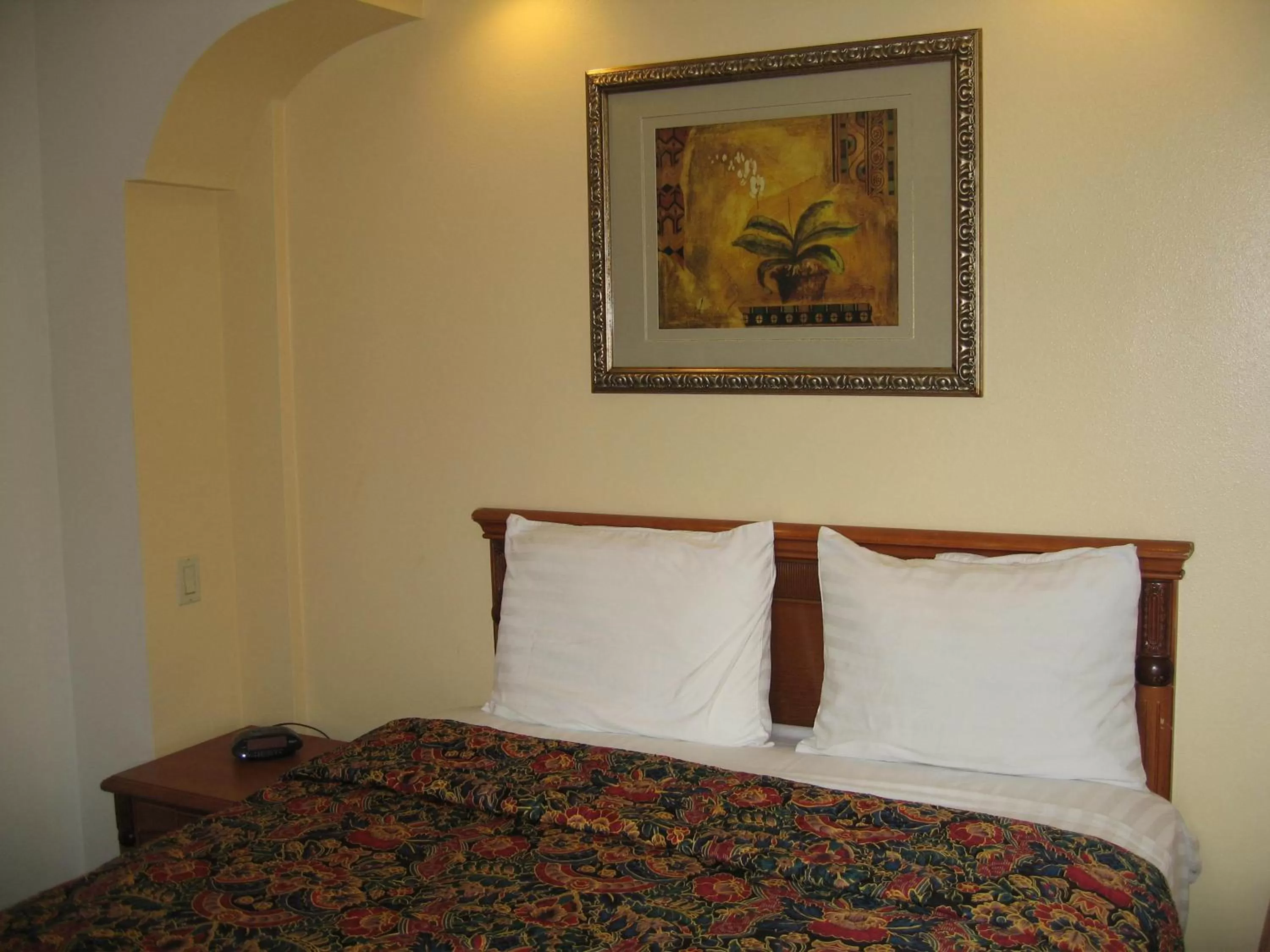 Decorative detail, Bed in Royal Inn Motel Long Beach