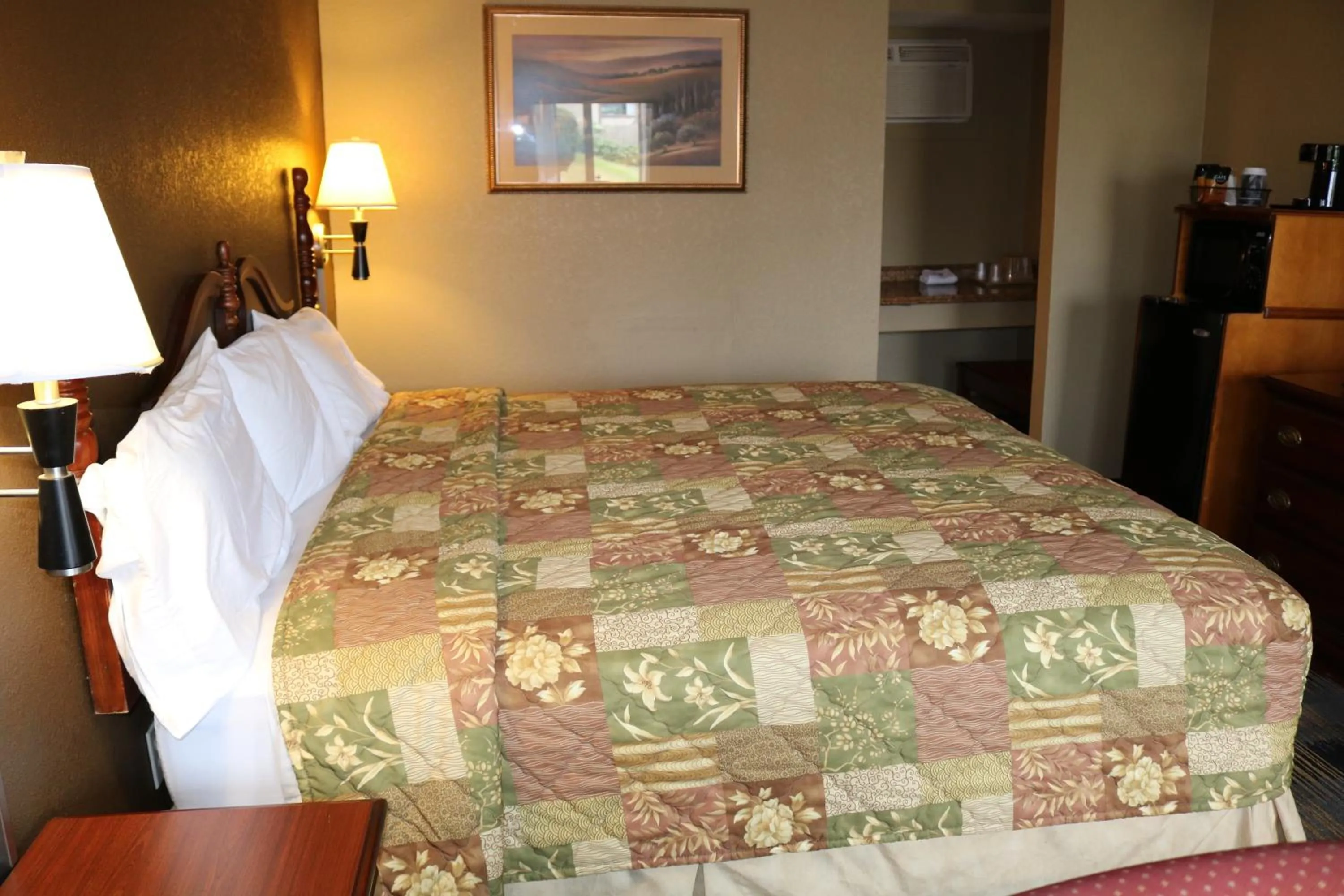 Bed in Battlefield Inn Springfield