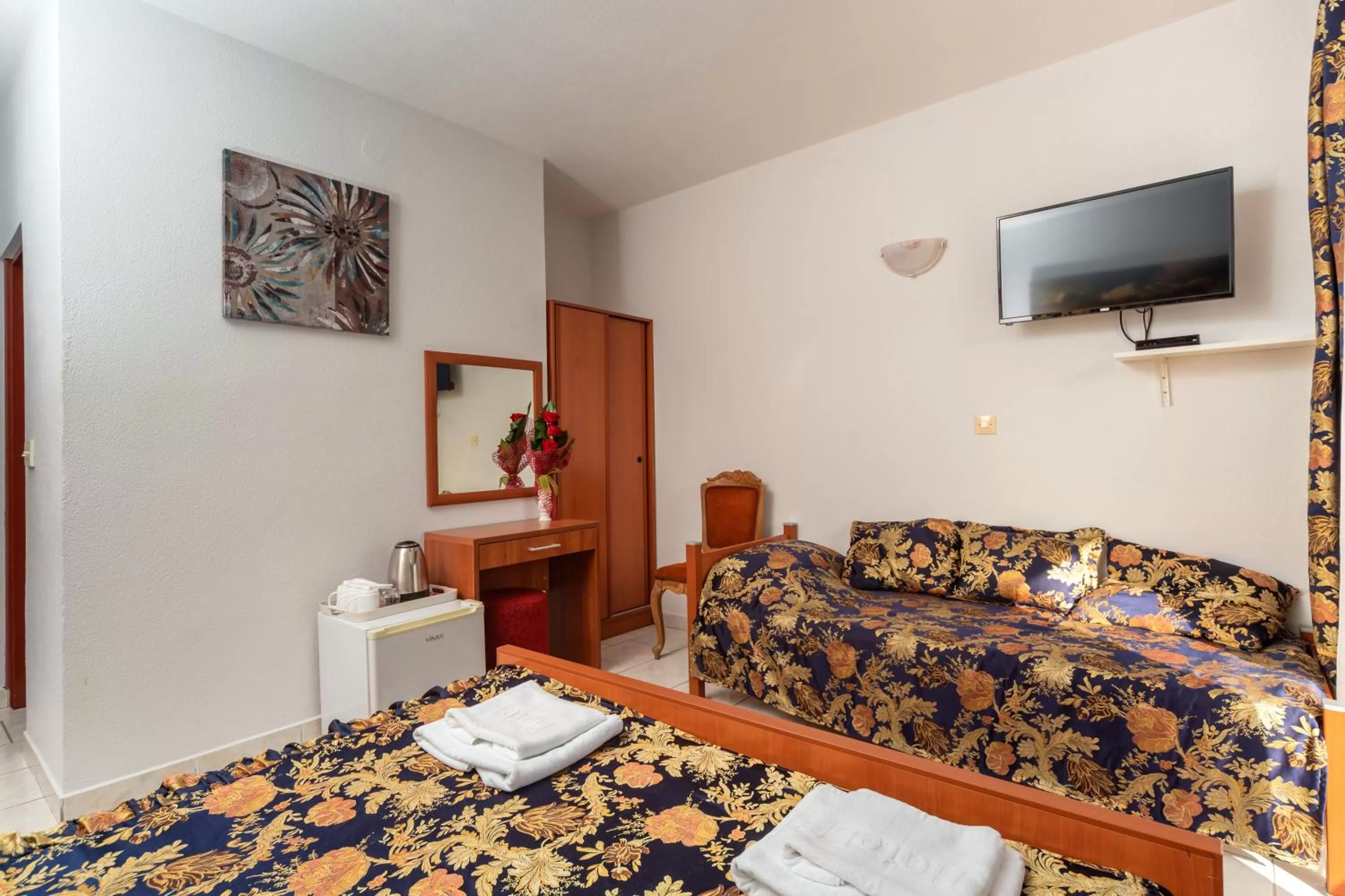 Photo of the whole room, Bed in " Villa Kruna Lux "