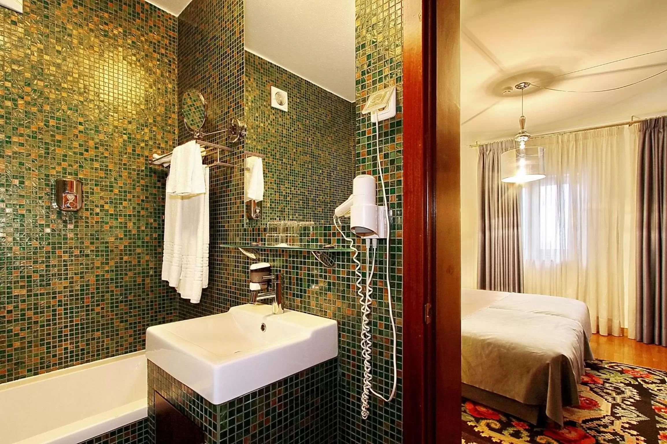 Bathroom, Bed in Hotel Mestre de Avis