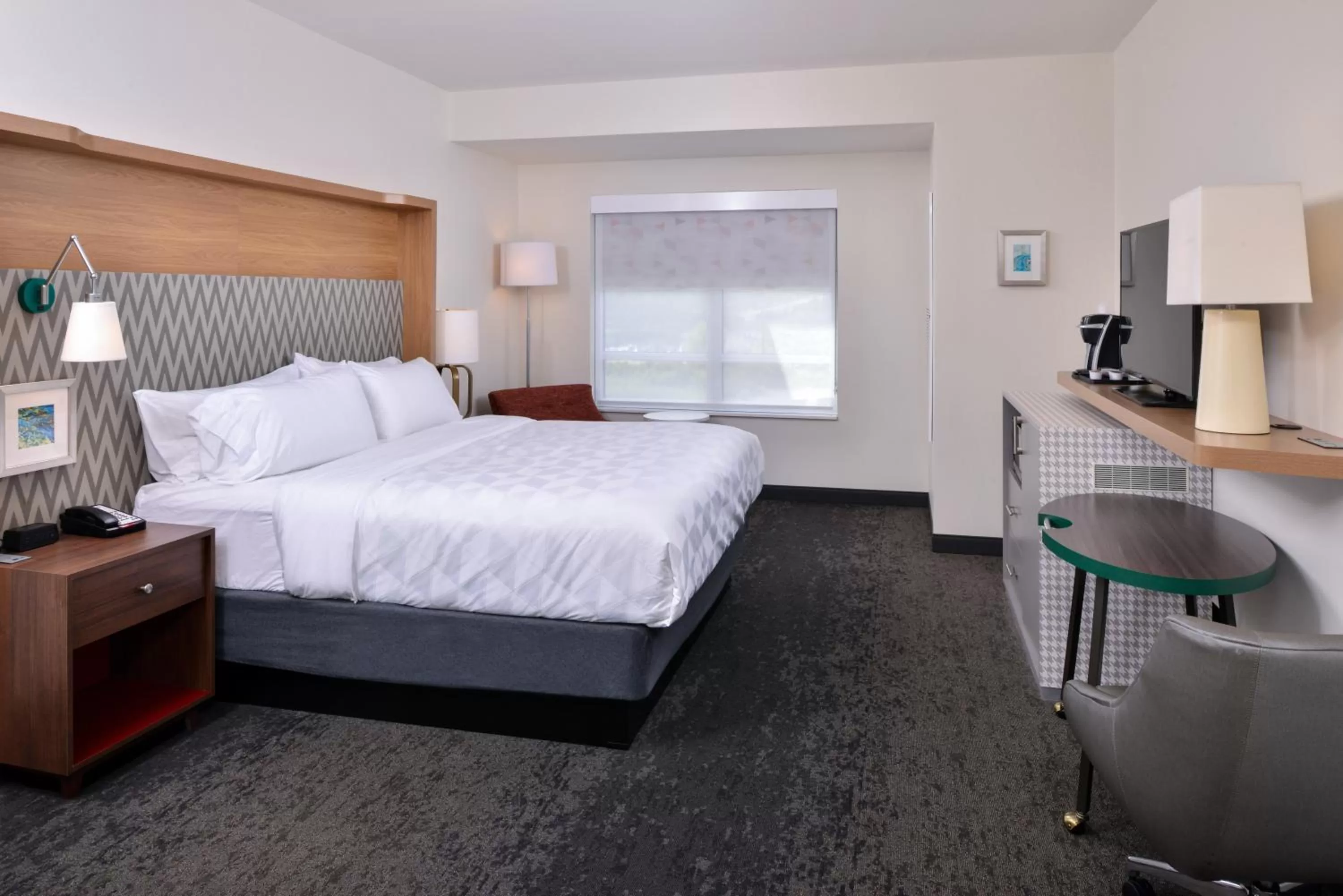 Photo of the whole room, Bed in Holiday Inn & Suites - Farmington Hills - Detroit NW by IHG