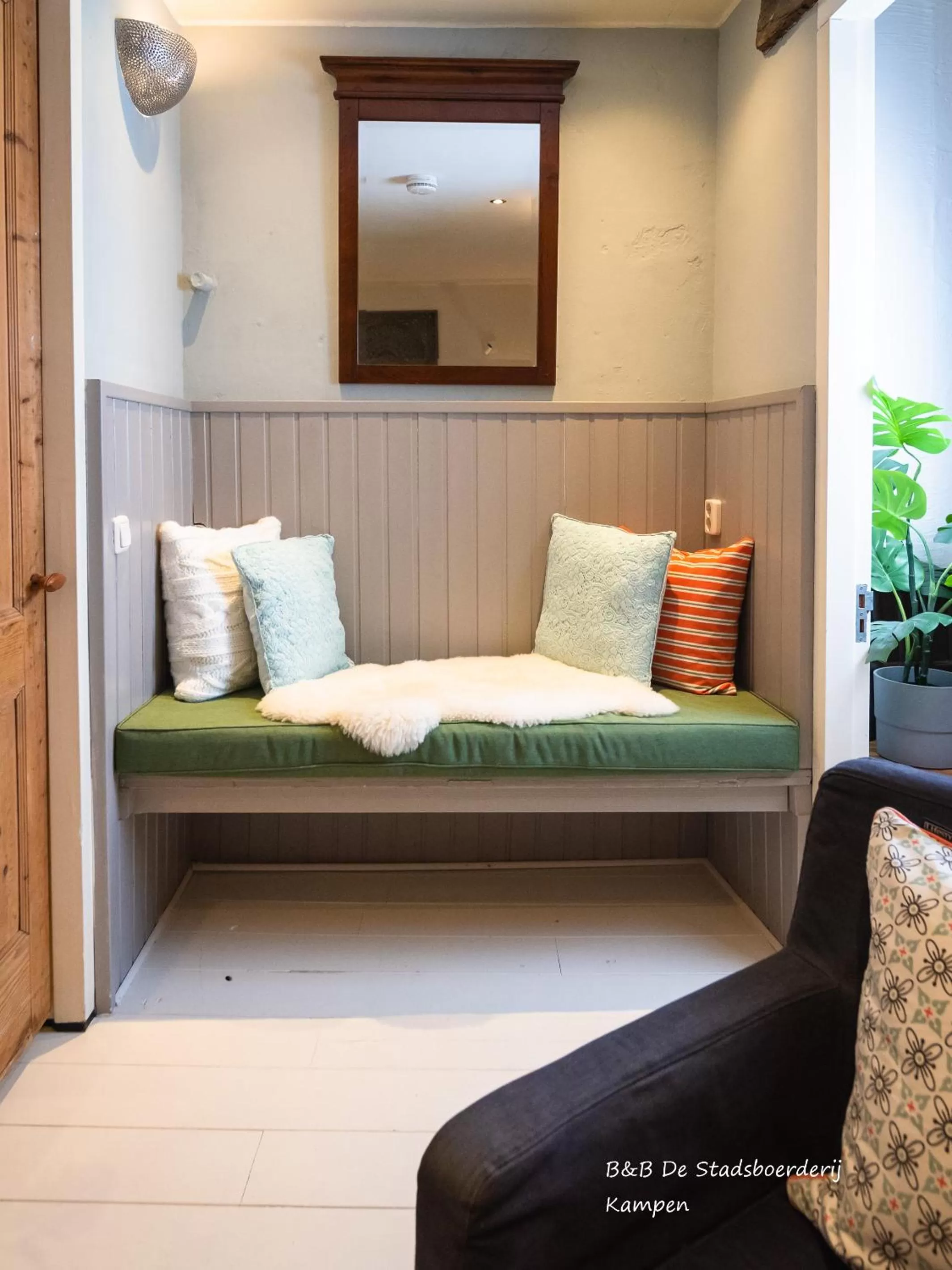 Seating area, Bed in De Stadsboerderij