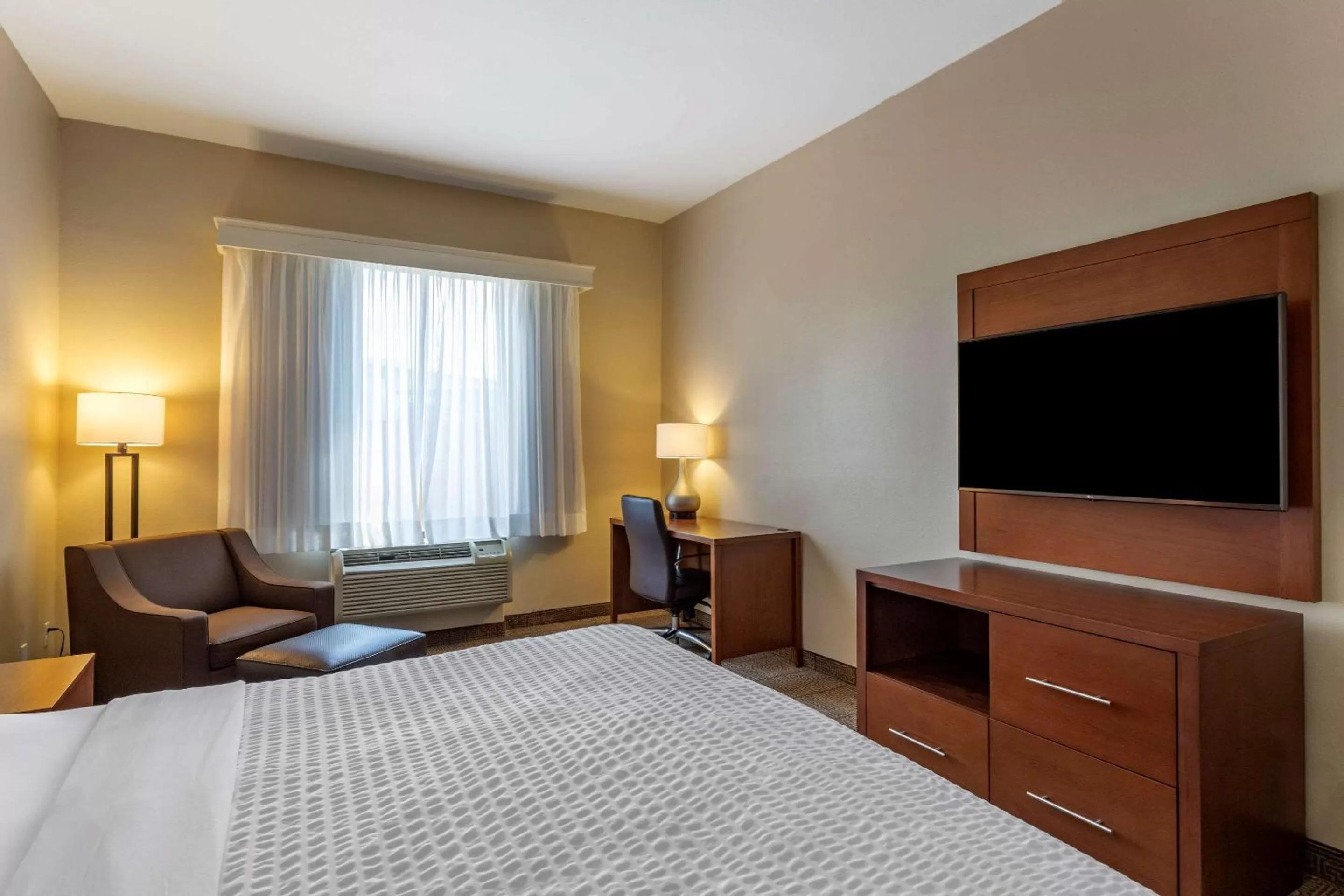 Bedroom, Bed in Comfort Suites Houston near Medical Center- NRG Stadium