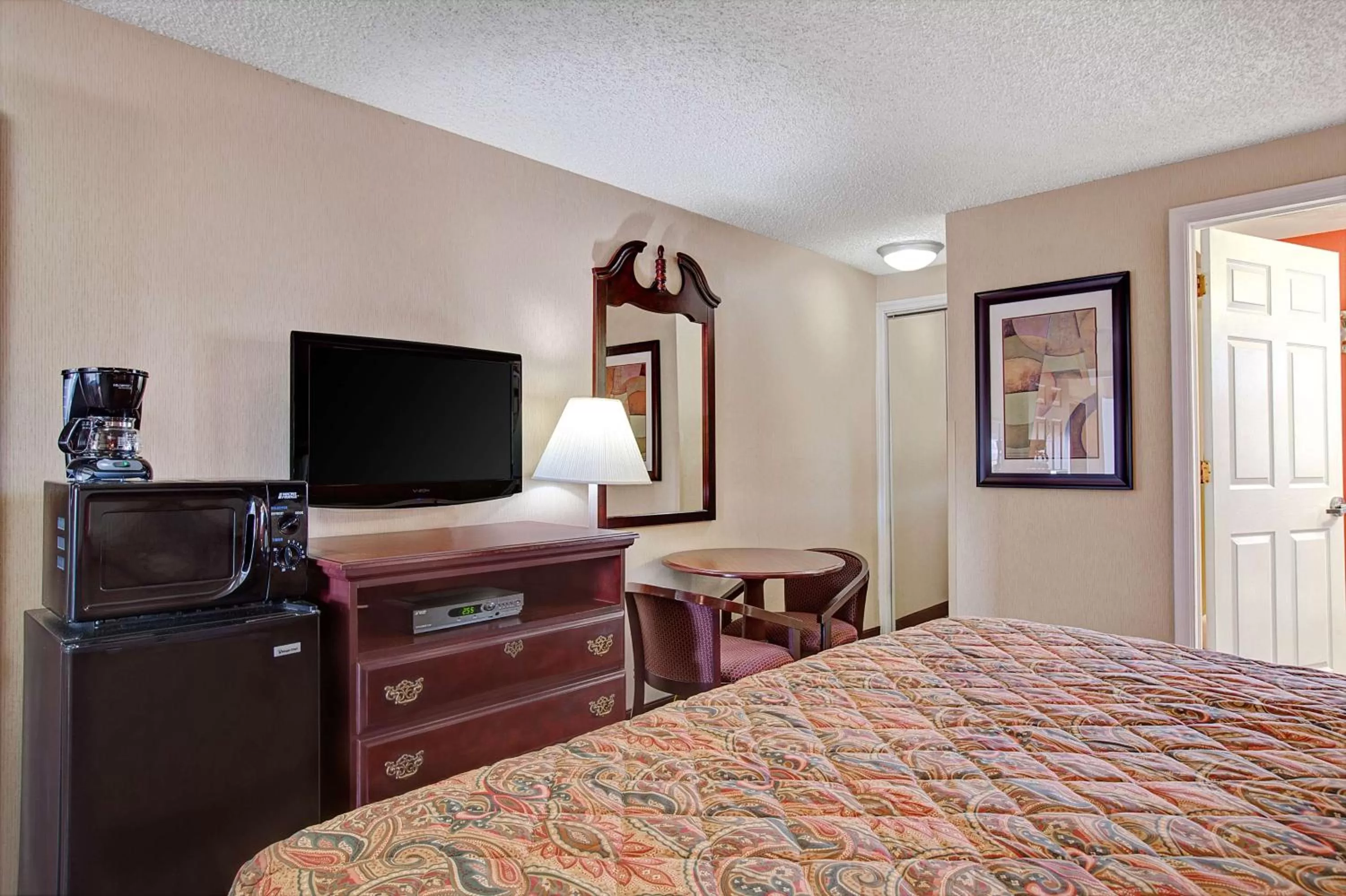 Deluxe King Room - Non-Smoking in Days Inn by Wyndham Ridgefield NJ