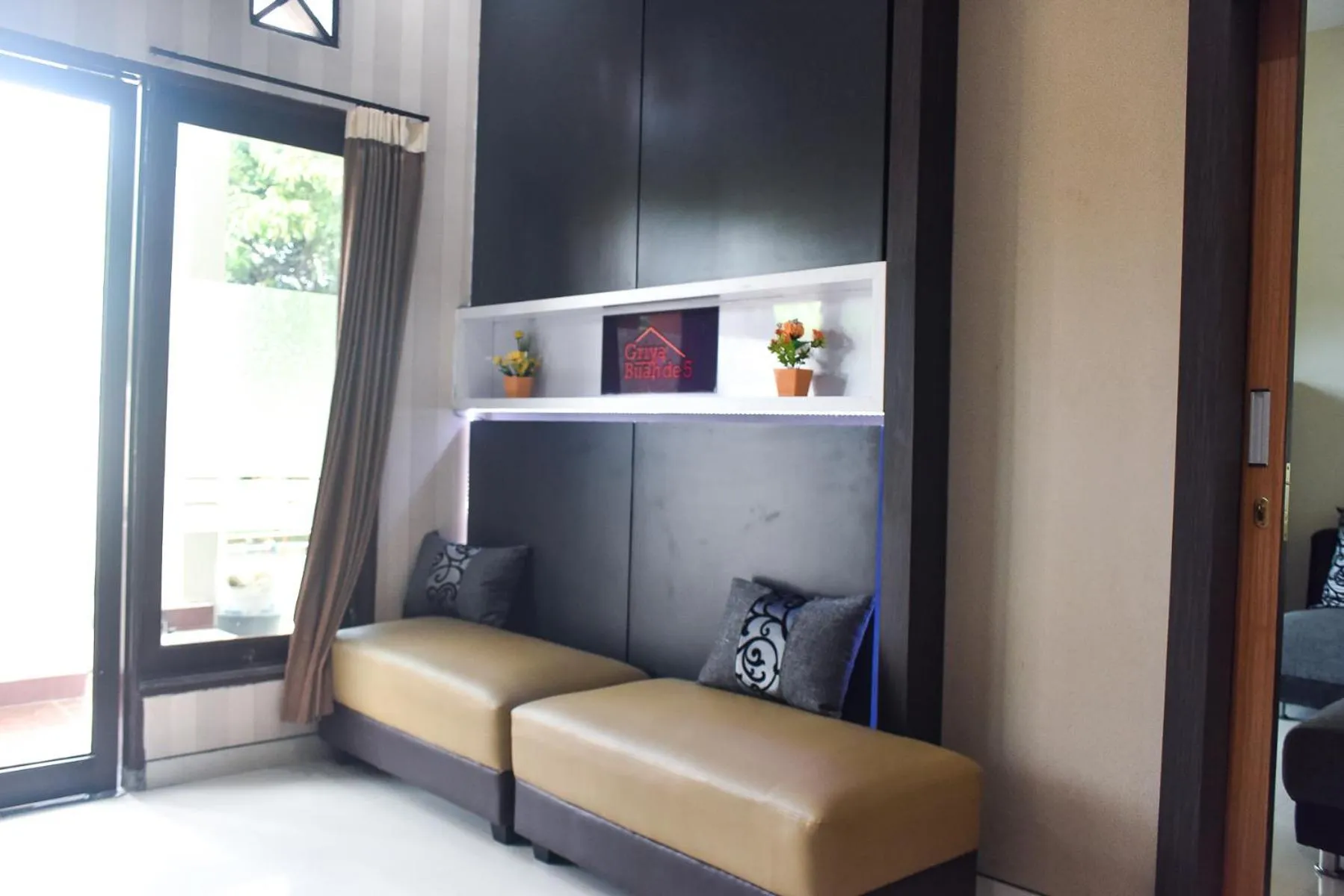 Decorative detail in RedDoorz Syariah near Gelora Delta Sidoarjo 2