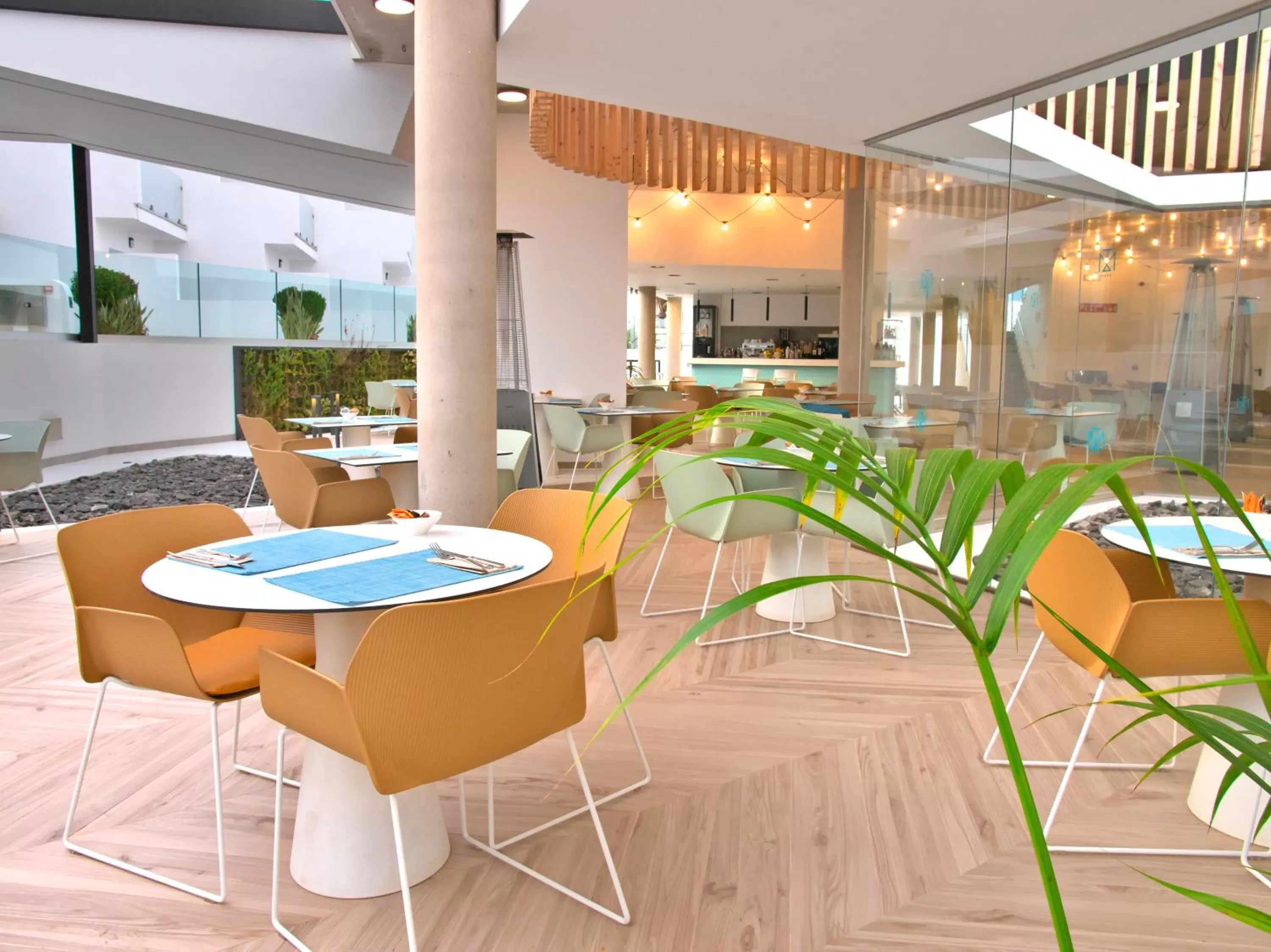 Restaurant/places to eat in Hotel Taimar