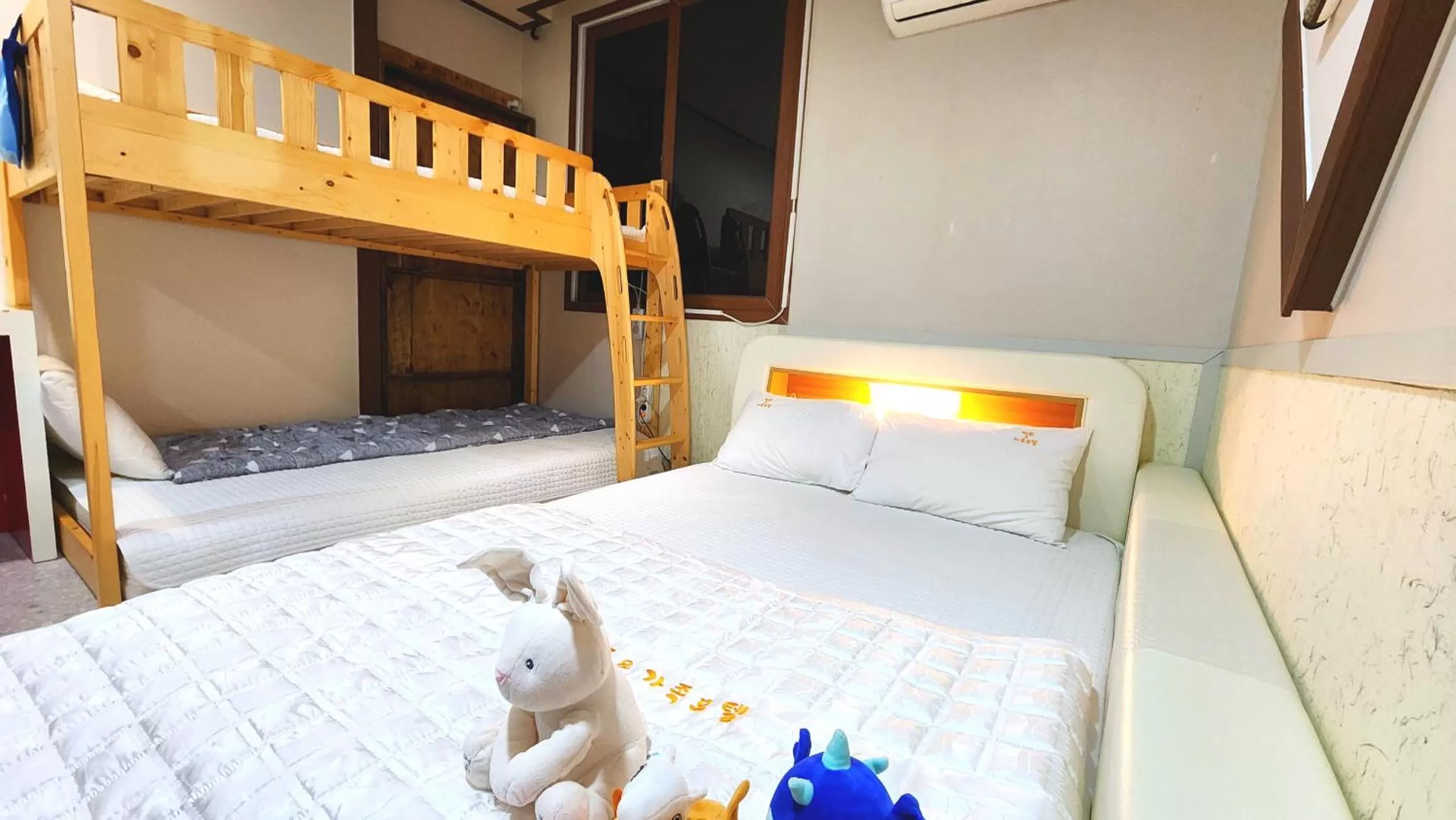 Double or Twin Room with Shower in Kids & Family Hotel