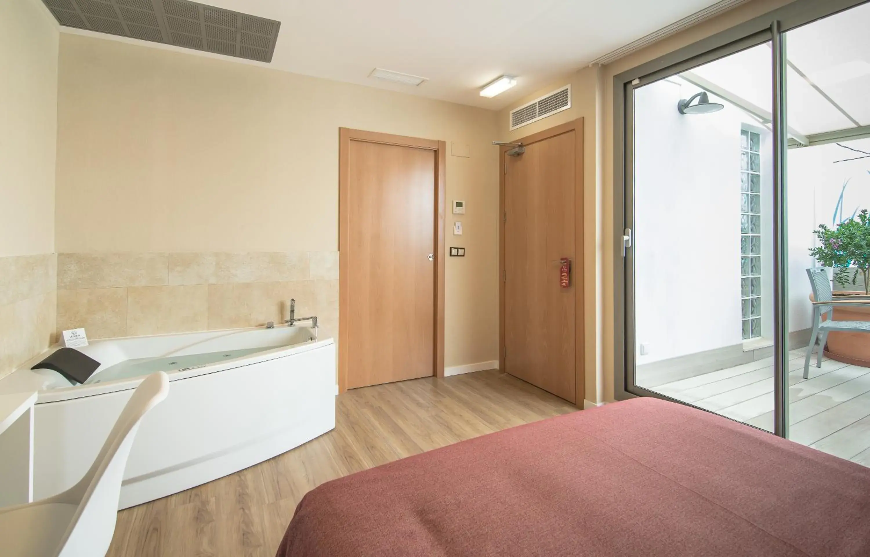 Deluxe Double Room with Balcony in La Lonja Deluxe Double Room with Balcony in La Lonja