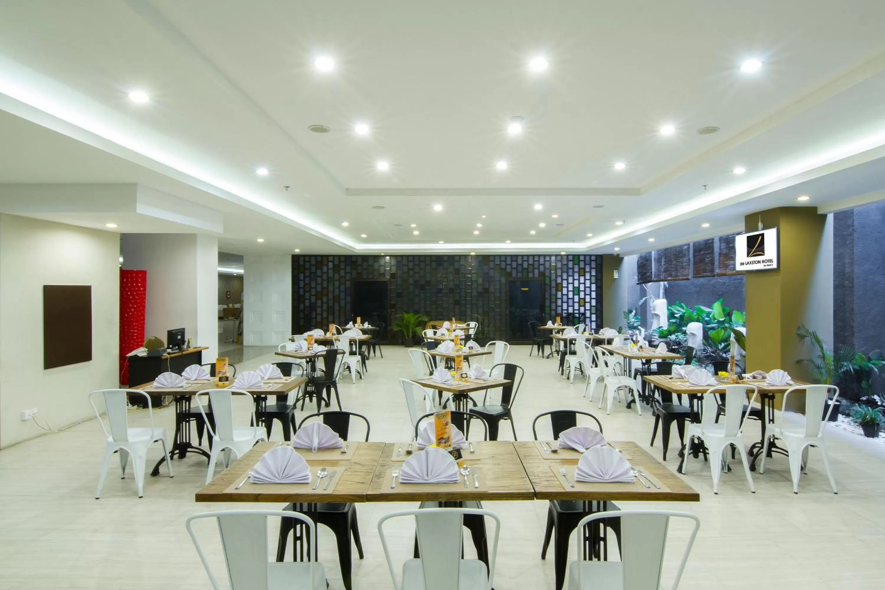 Restaurant/places to eat in De Laxston Hotel Yogyakarta, Azana Hotels Collection
