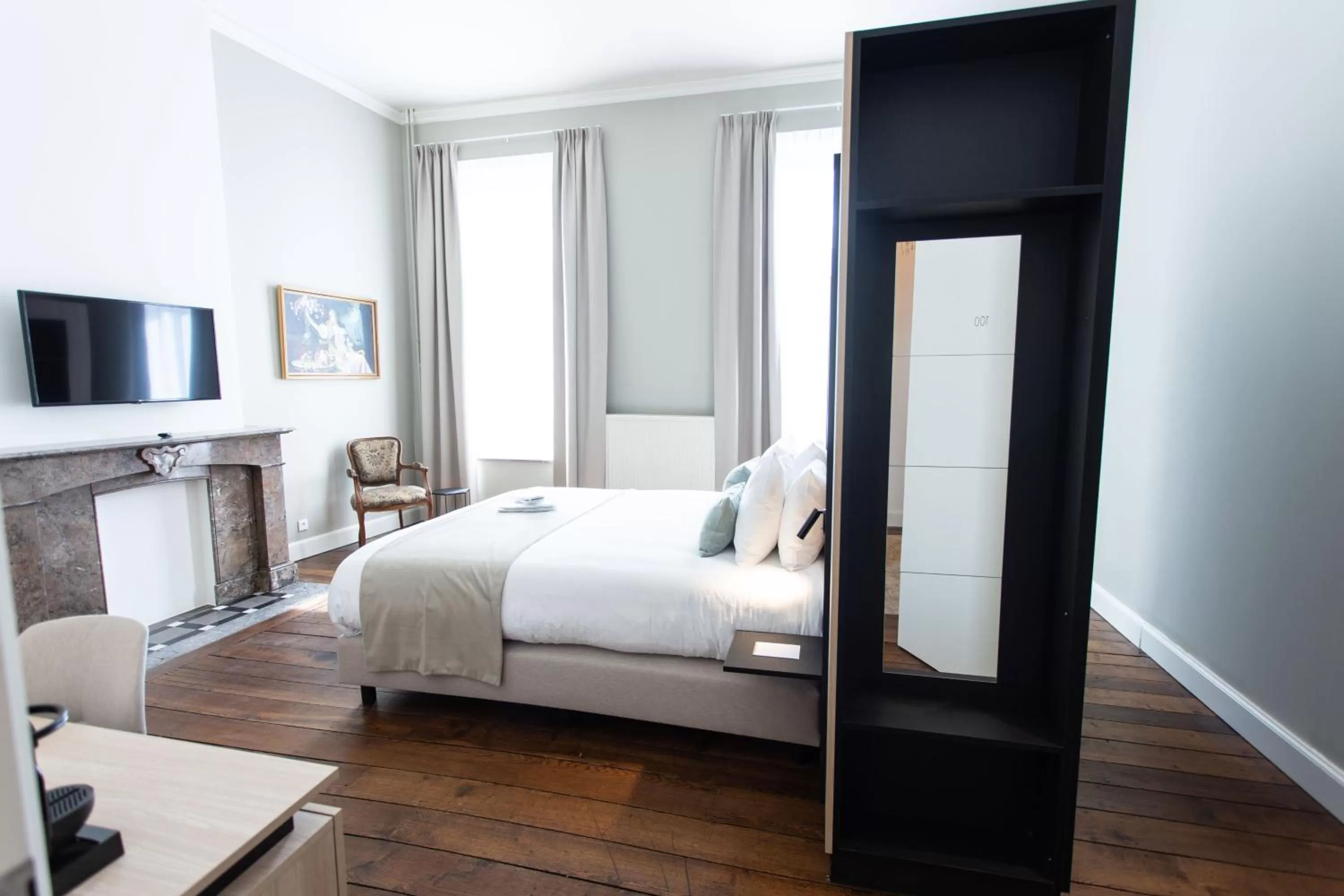 Photo of the whole room, Bed in Petit-Roannay