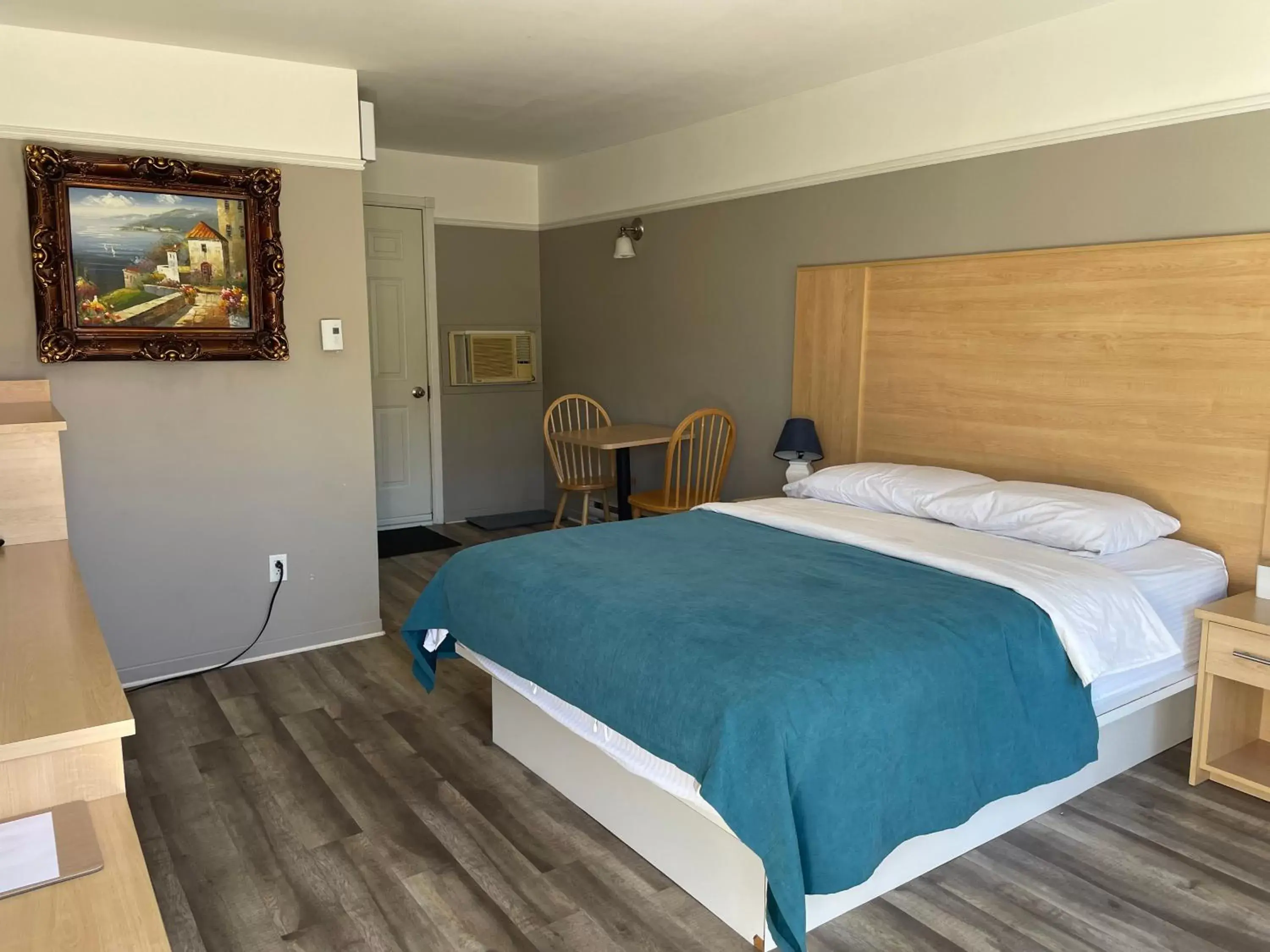 Budget Queen Room - single occupancy in Motel au P'tit Sapin Budget Queen Room - single occupancy in Motel au P'tit Sapin