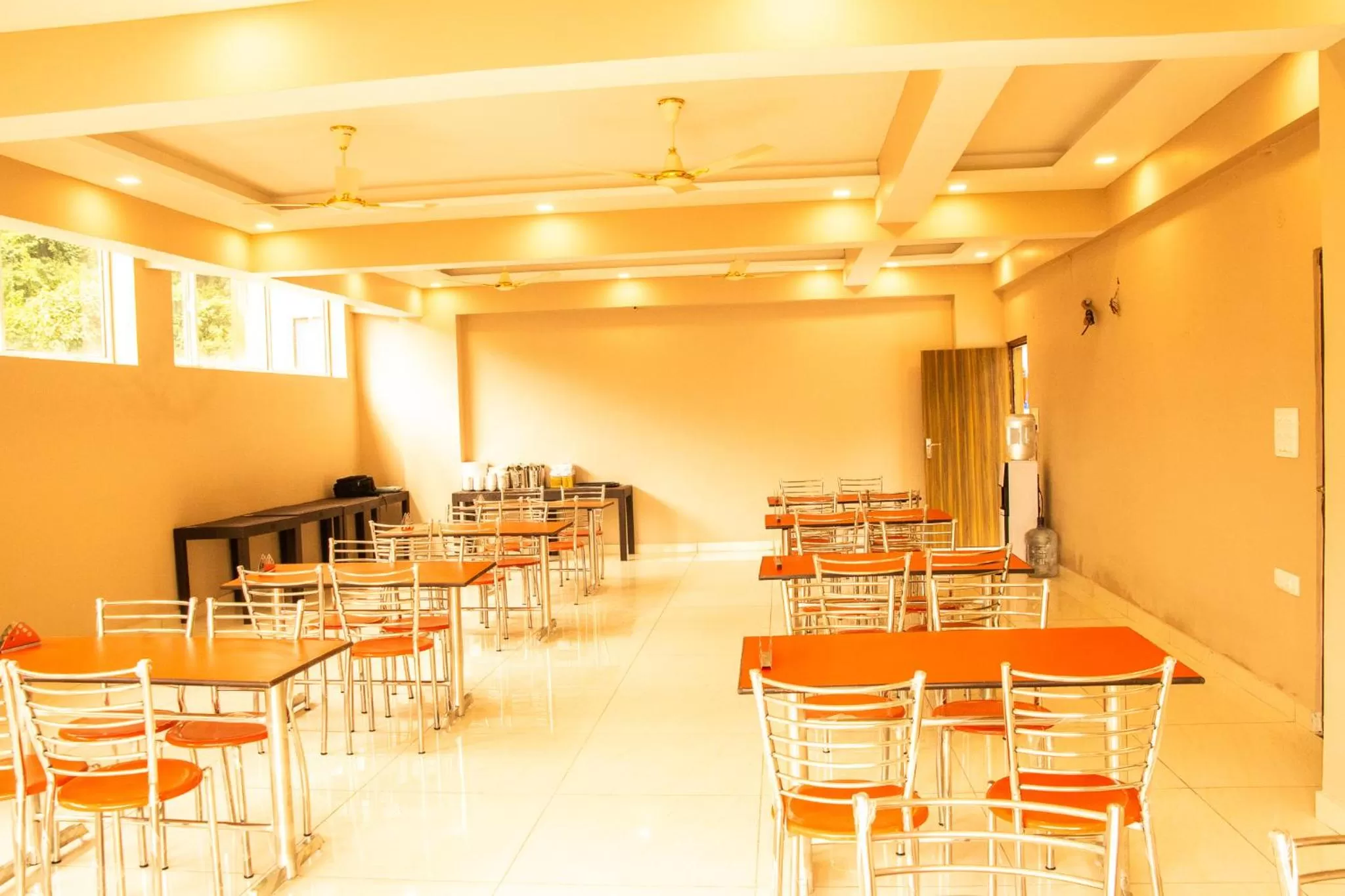 Restaurant/Places to Eat in Hotel Shiv Inn Near Secret Waterfall