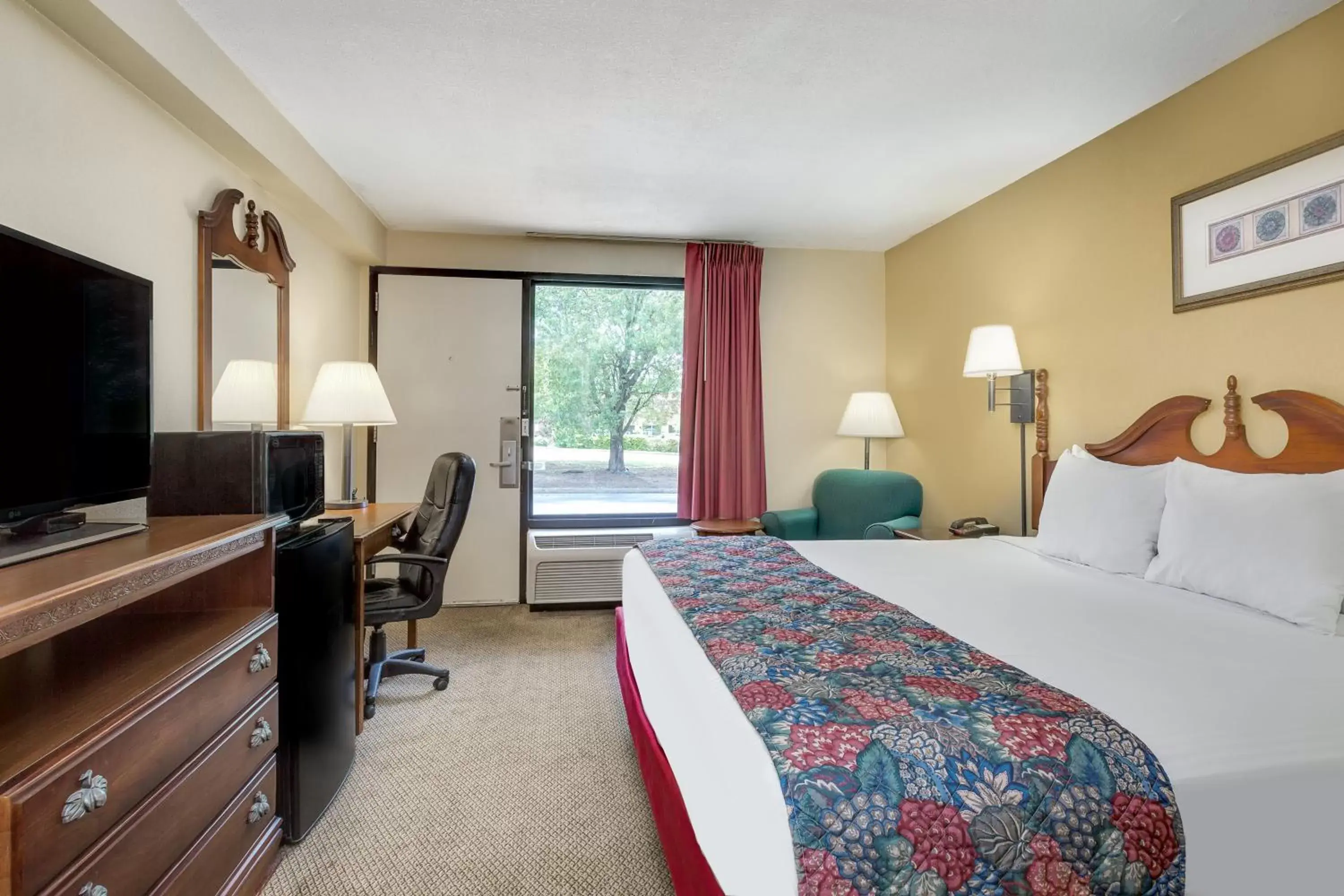 Queen Room - Disability Access - Non-Smoking in Days Inn by Wyndham Hoover Birmingham Queen Room - Disability Access - Non-Smoking in Days Inn by Wyndham Hoover Birmingham