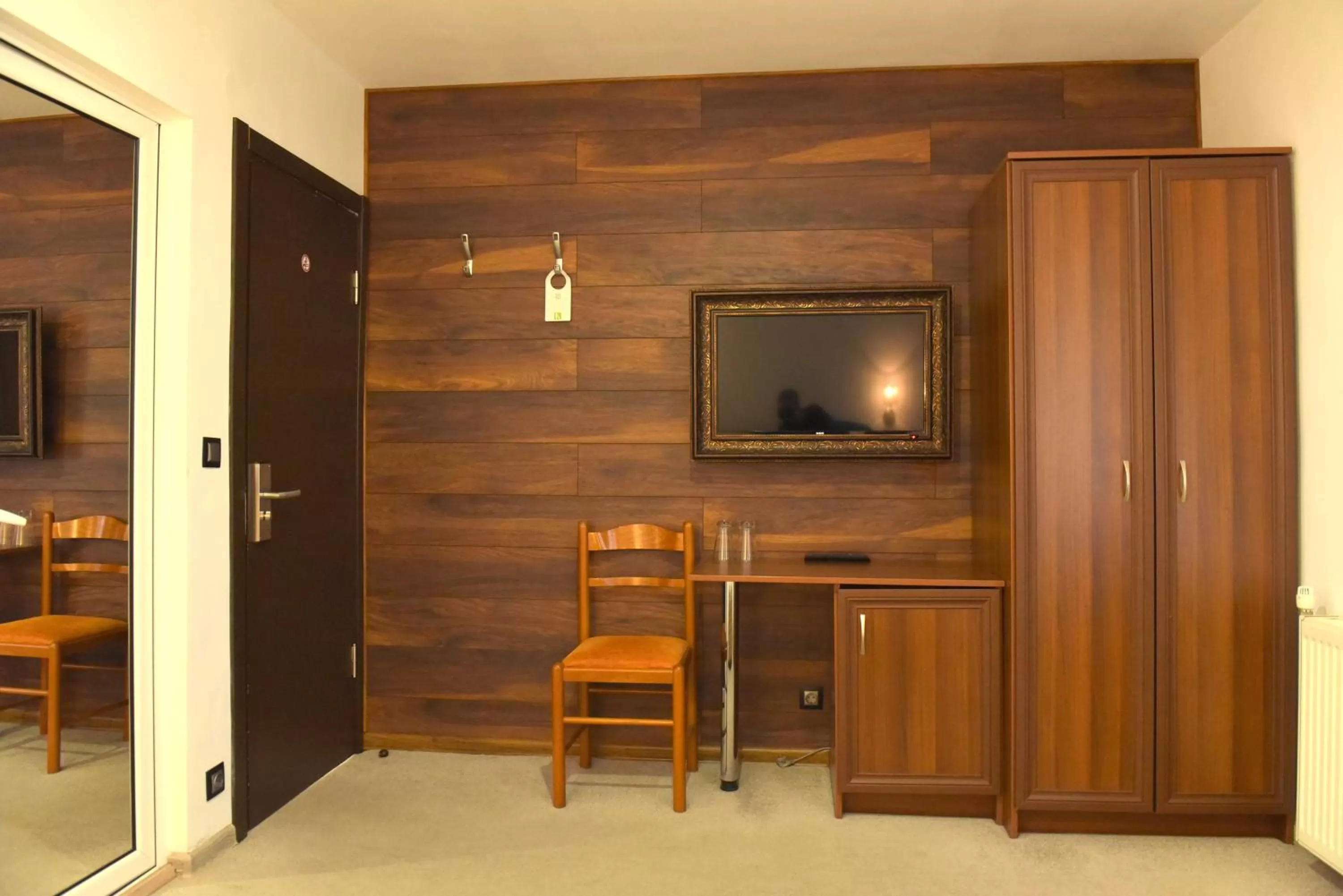 TV and multimedia in Hotel Rothmans-Breakfast - Free parking - Lobby