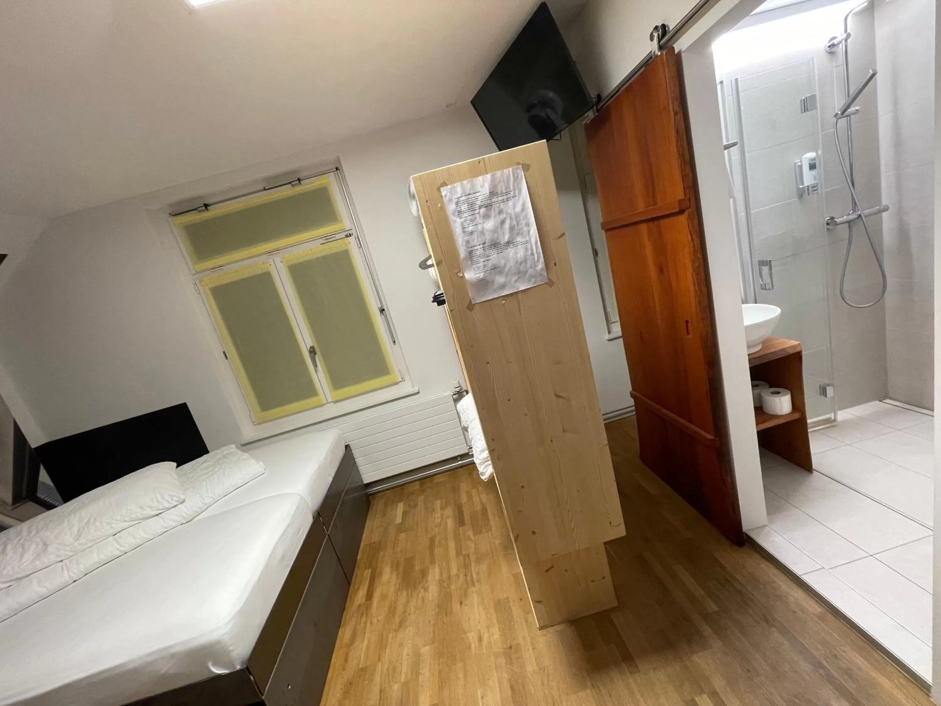 Bedroom in Boutique Hotel BS16 before Bern City Parking gratis