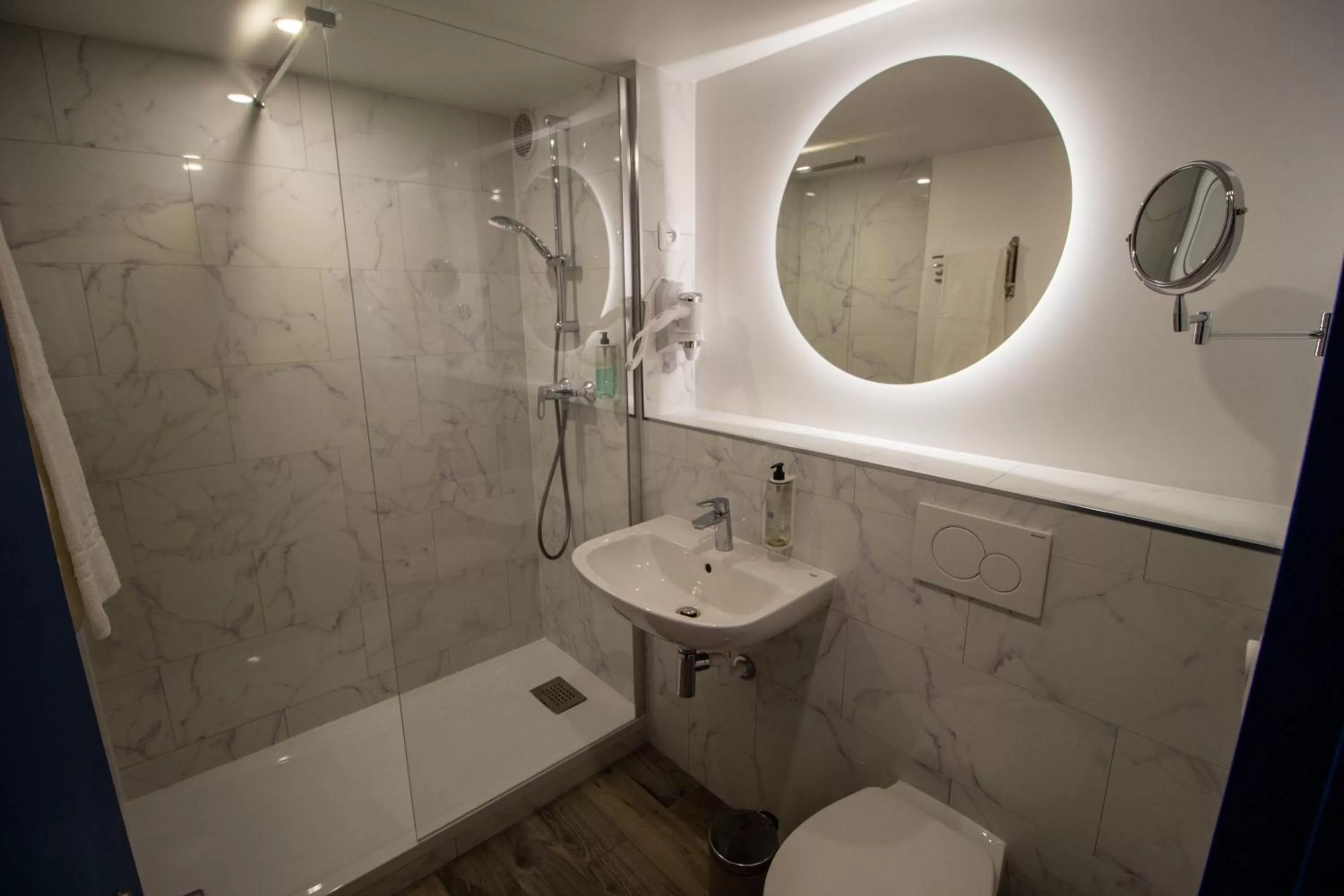 Bathroom in Hotel RBX - Roubaix Centre