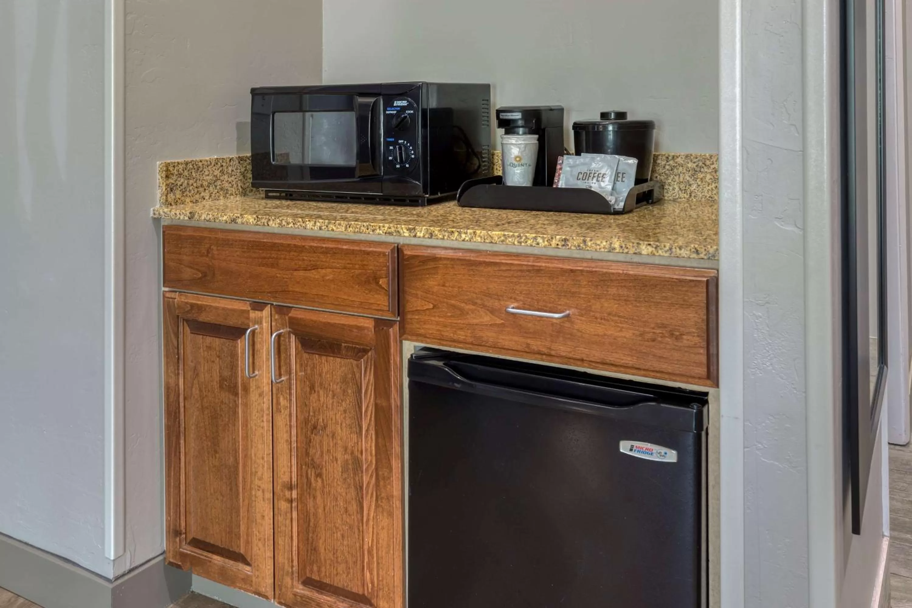 Photo of the whole room in La Quinta by Wyndham Visalia/Sequoia Gateway