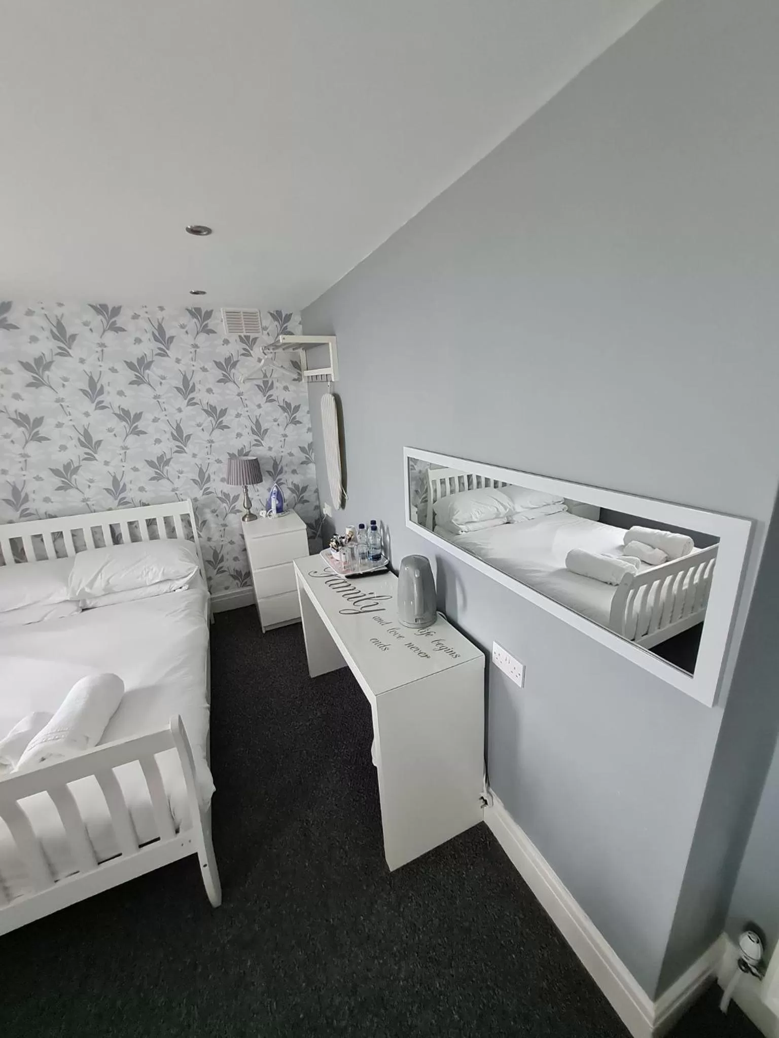 Bedroom, Bed in Queens Plaza Hotel