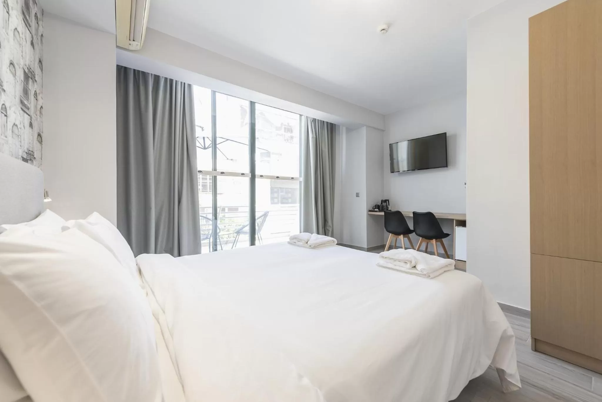 Photo of the whole room, Bed in Athens Lights