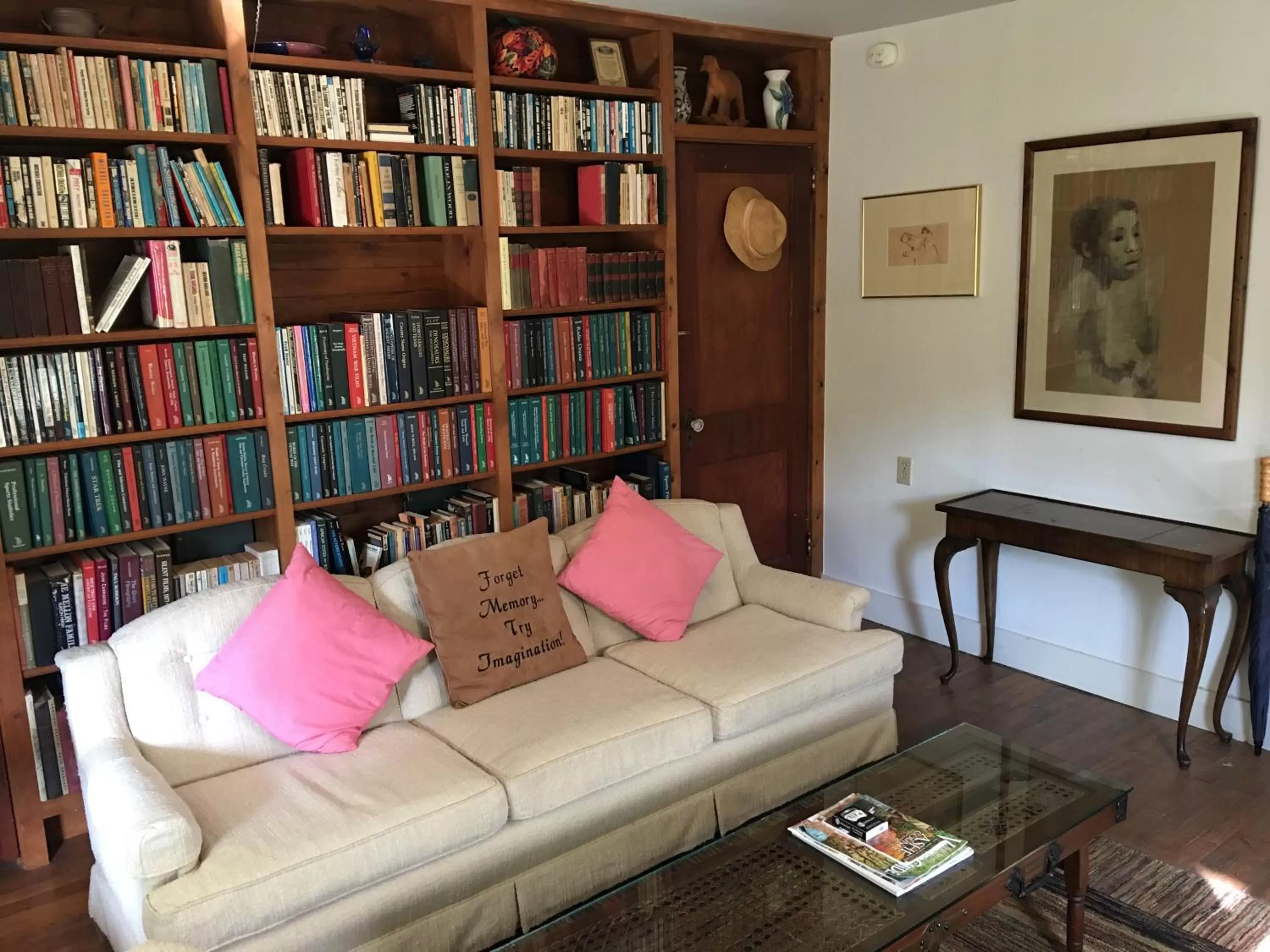 Library in River House Inn