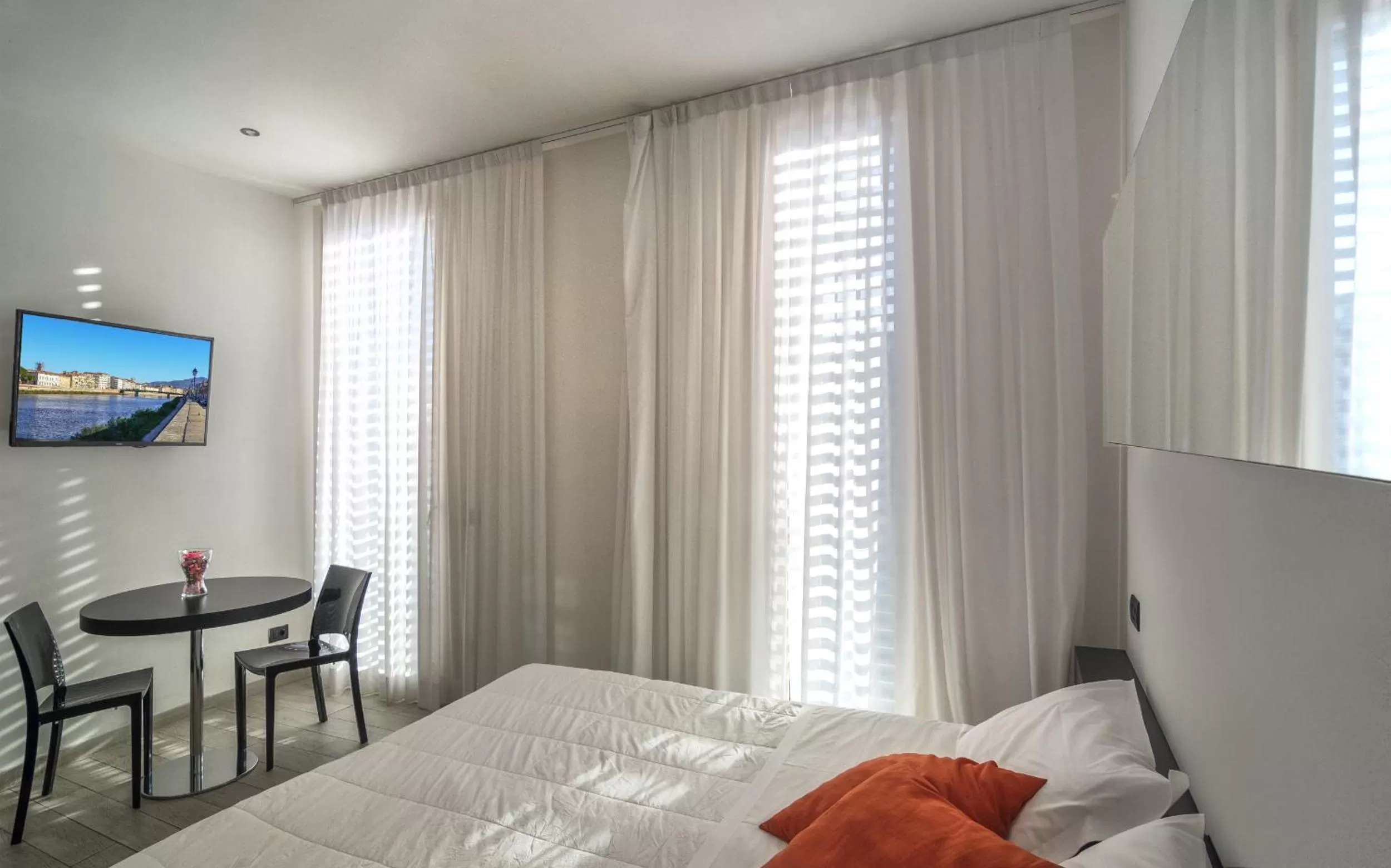 Photo of the whole room, Bed in Blue Shades Hotel