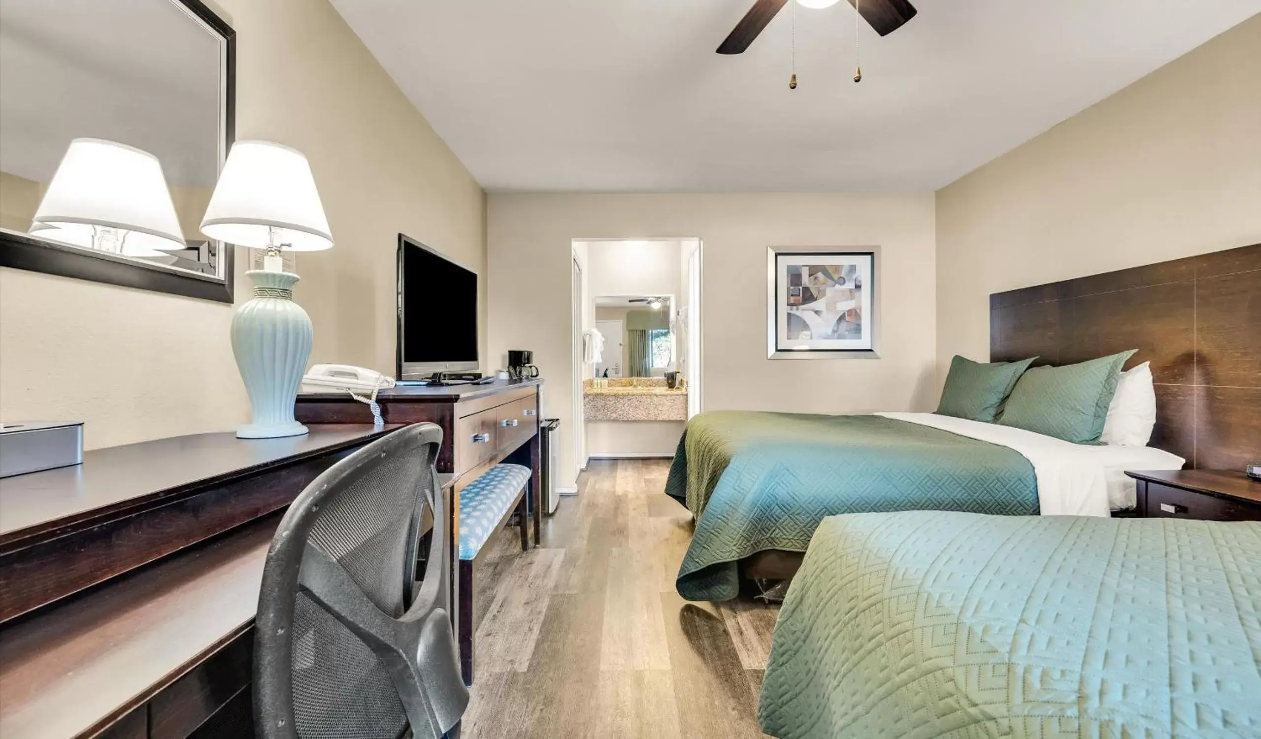 Deluxe Single Room with Balcony in Quality Inn Monterey Deluxe Single Room with Balcony in Quality Inn Monterey