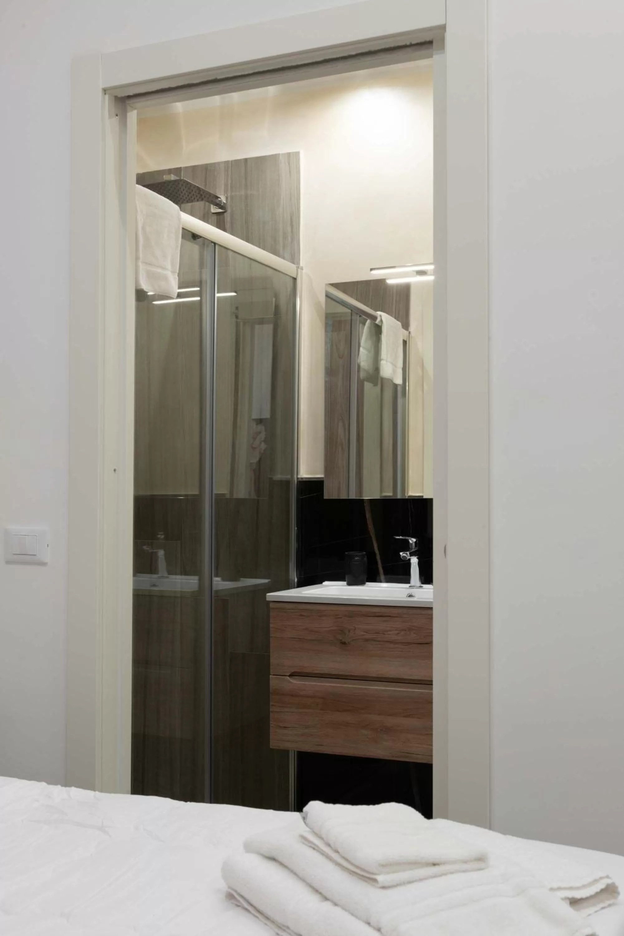 Shower, Bed in Blanc Rooms