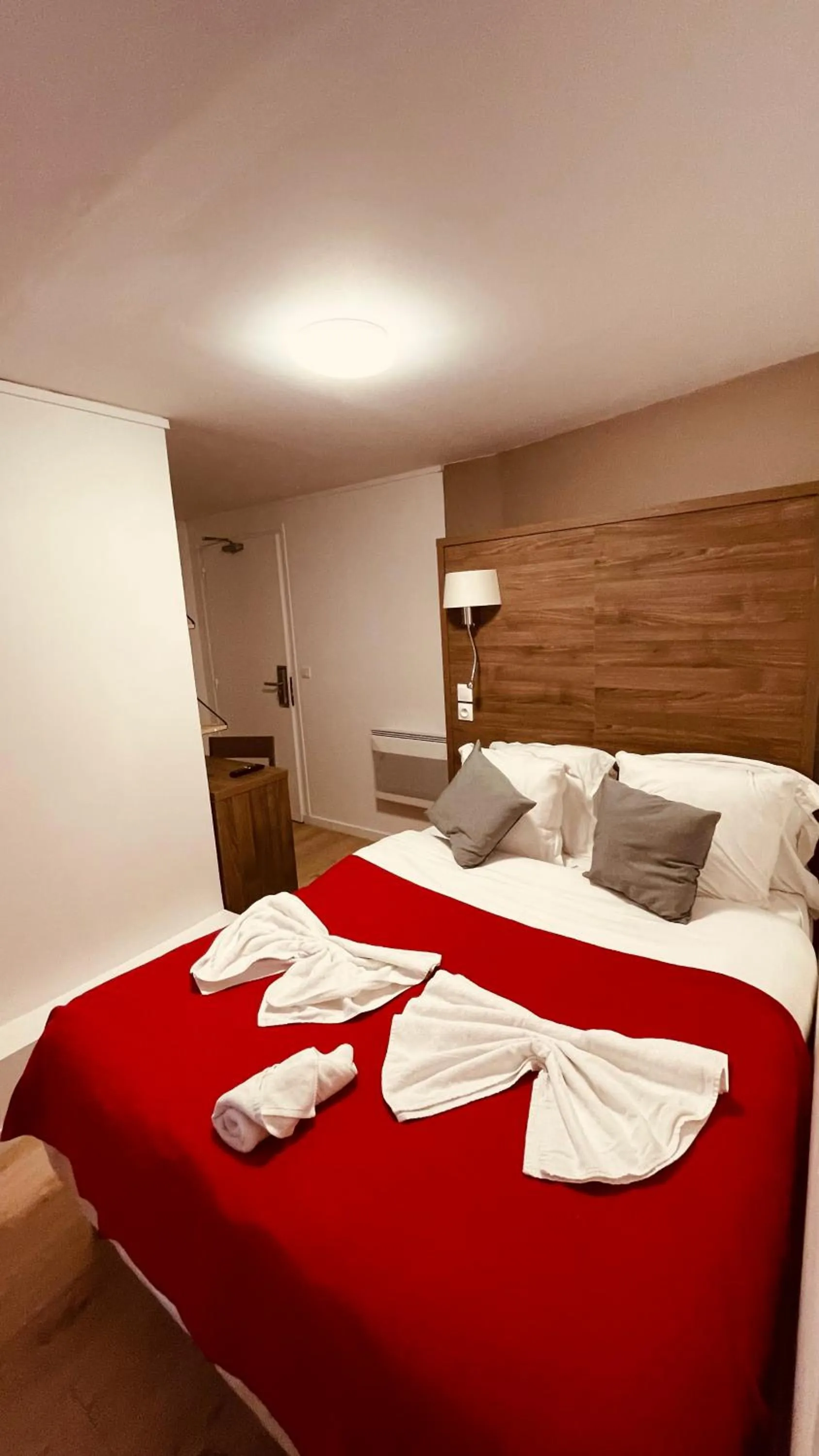 Photo of the whole room in Jeff Hotel