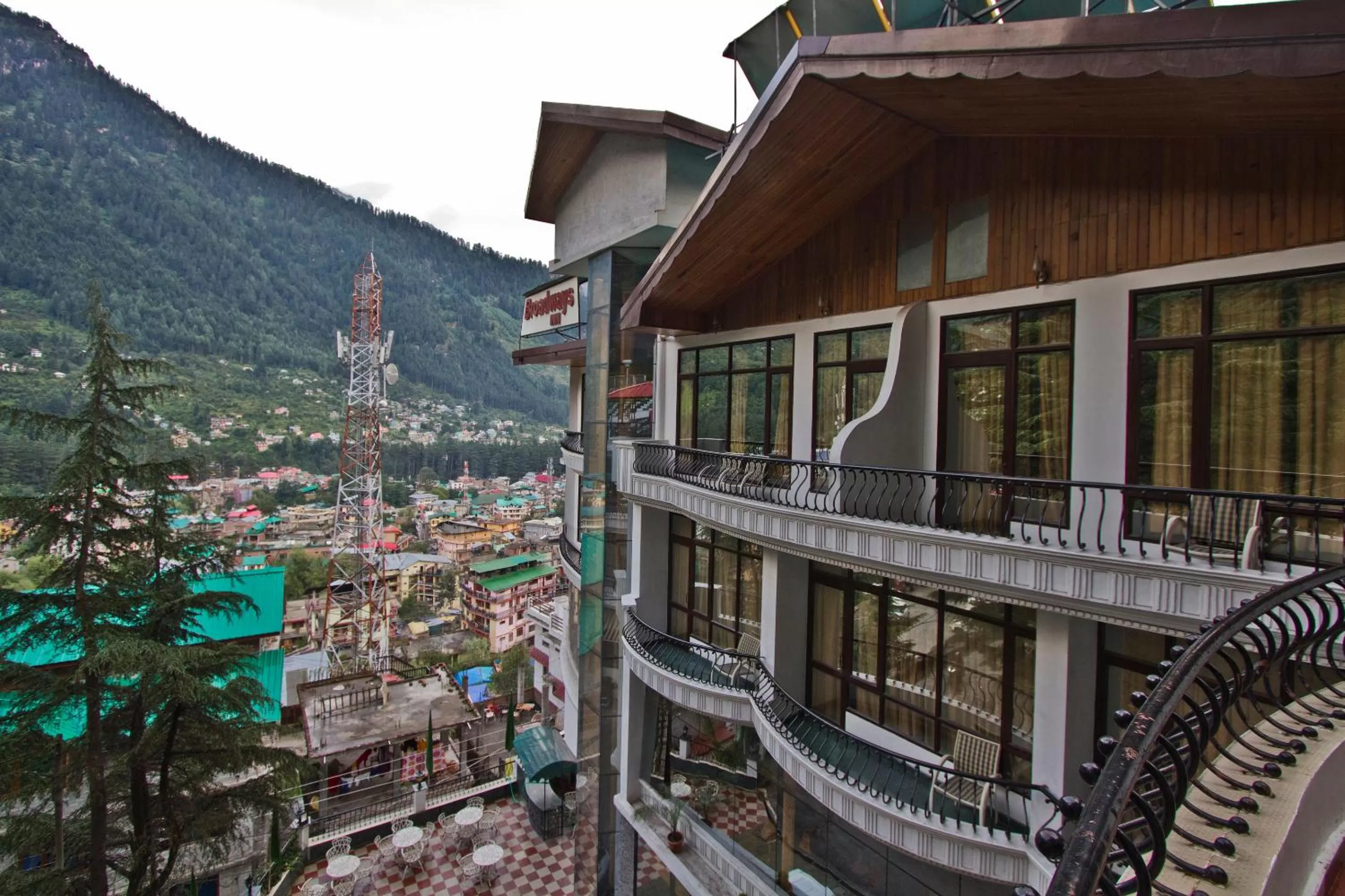 Property building in Hotel Broadways Inn