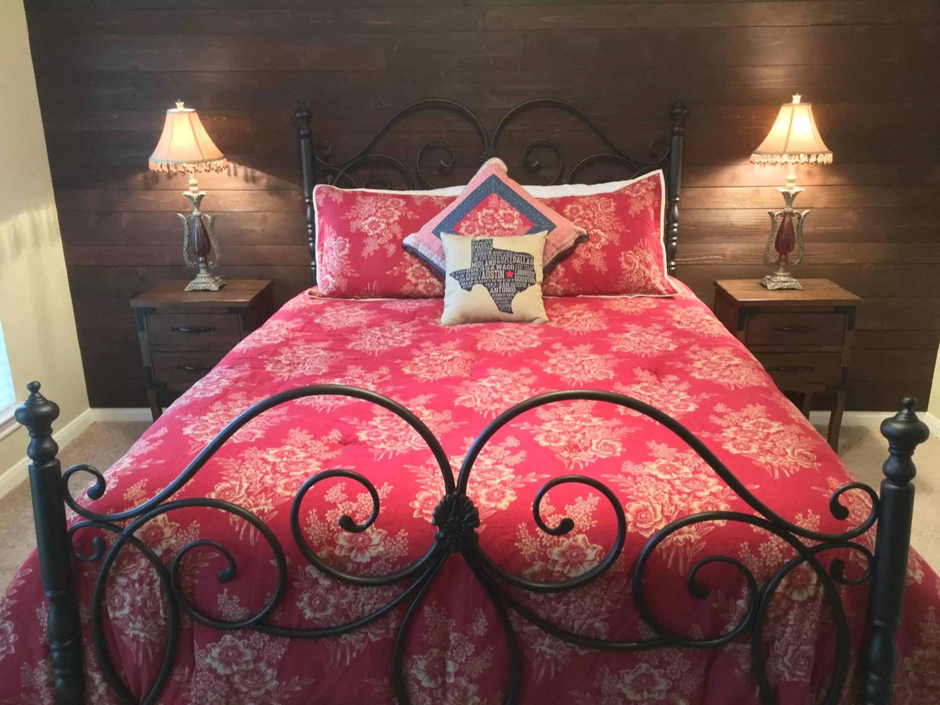 Photo of the whole room, Bed in Maple Creek Bed&Breakfast