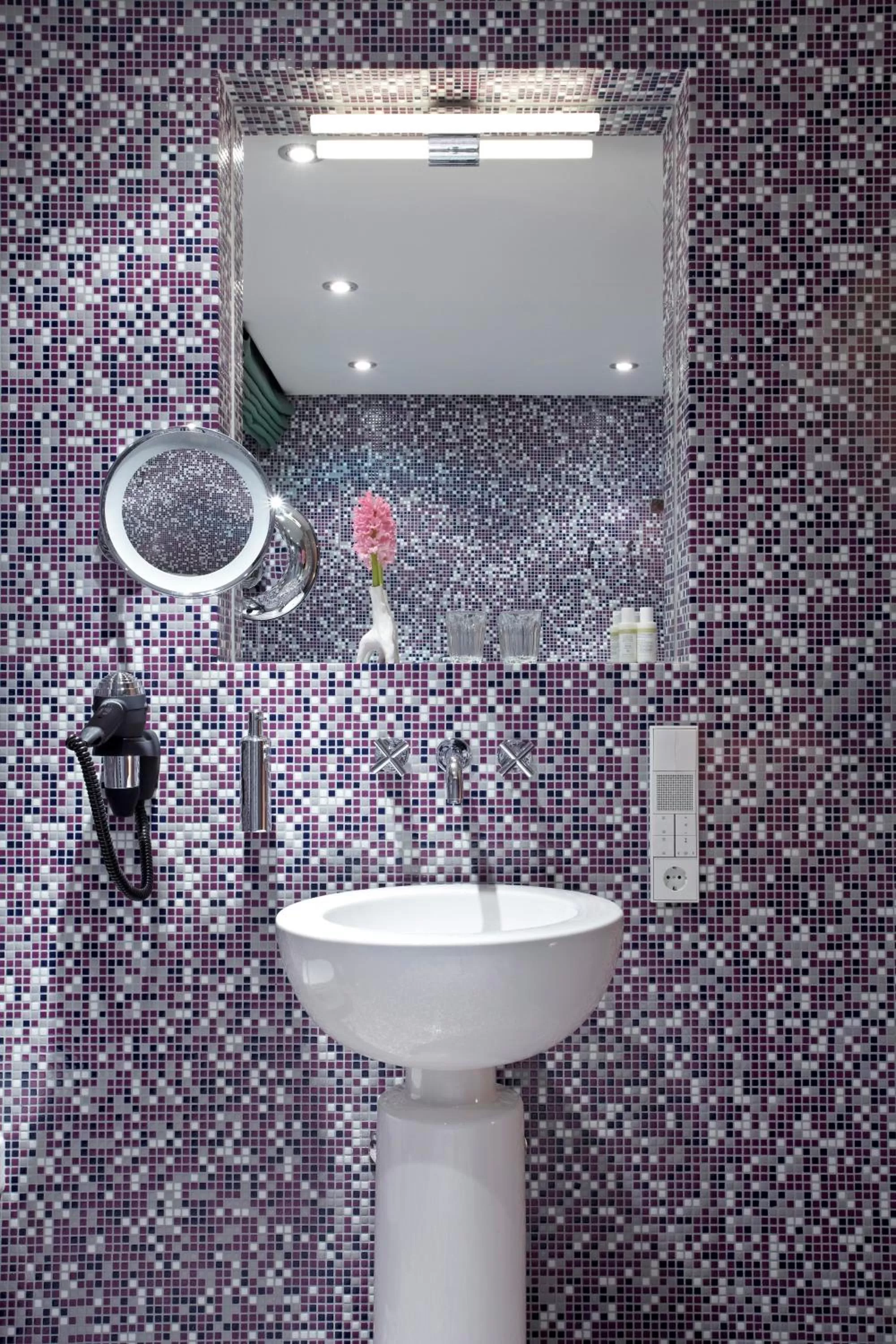 Decorative detail, Bathroom in abito Suites