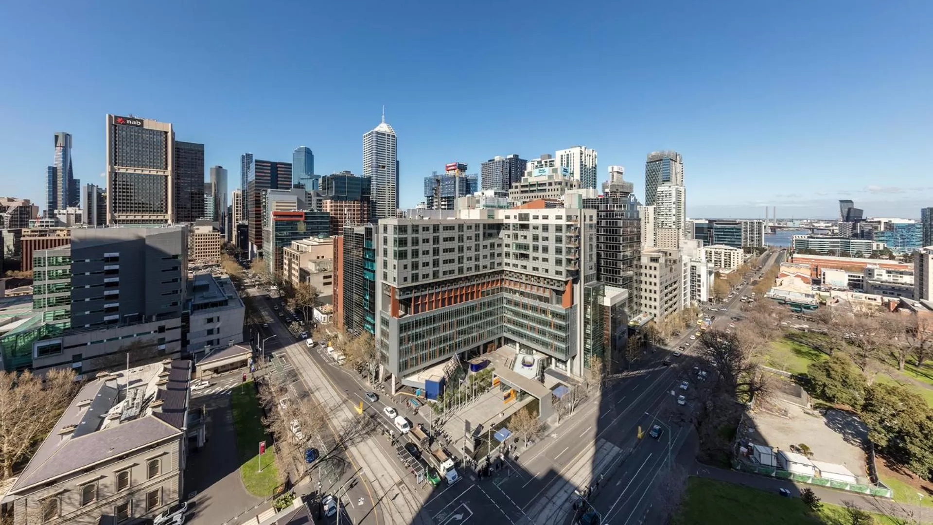 City view in Oaks Melbourne on William Suites