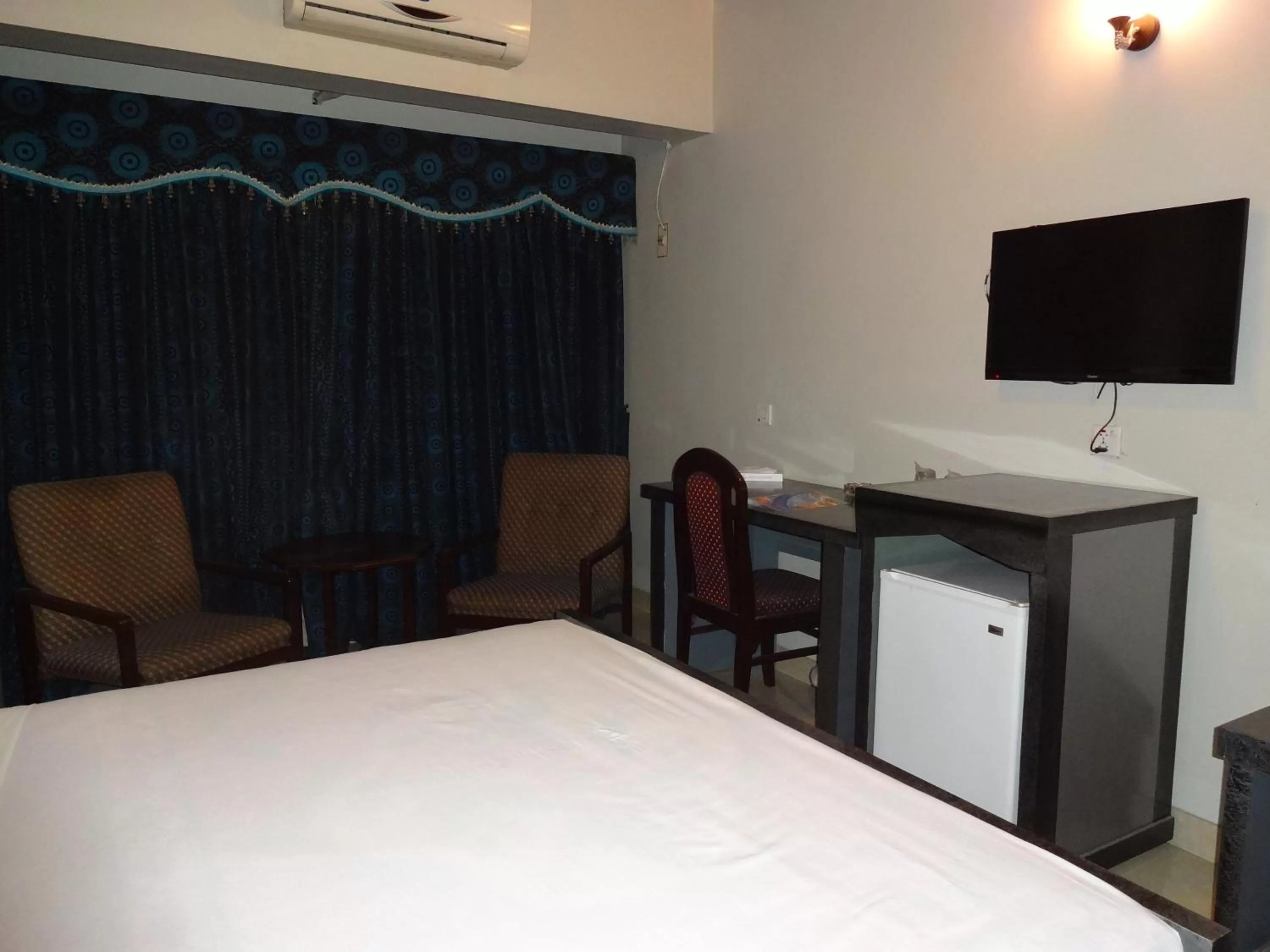 Photo of the whole room, TV/Entertainment Center in Hotel Sky Towers