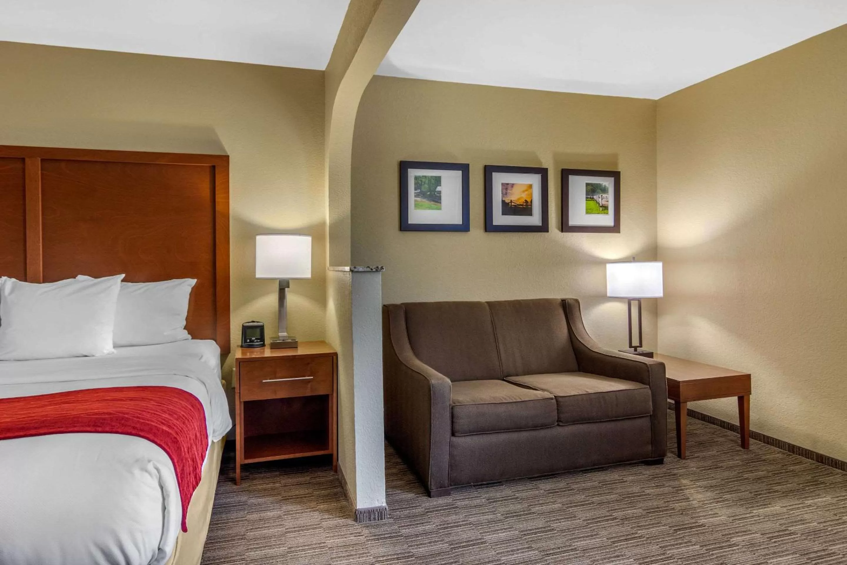 Photo of the whole room, Bed in Comfort Inn & Suites LaGrange East