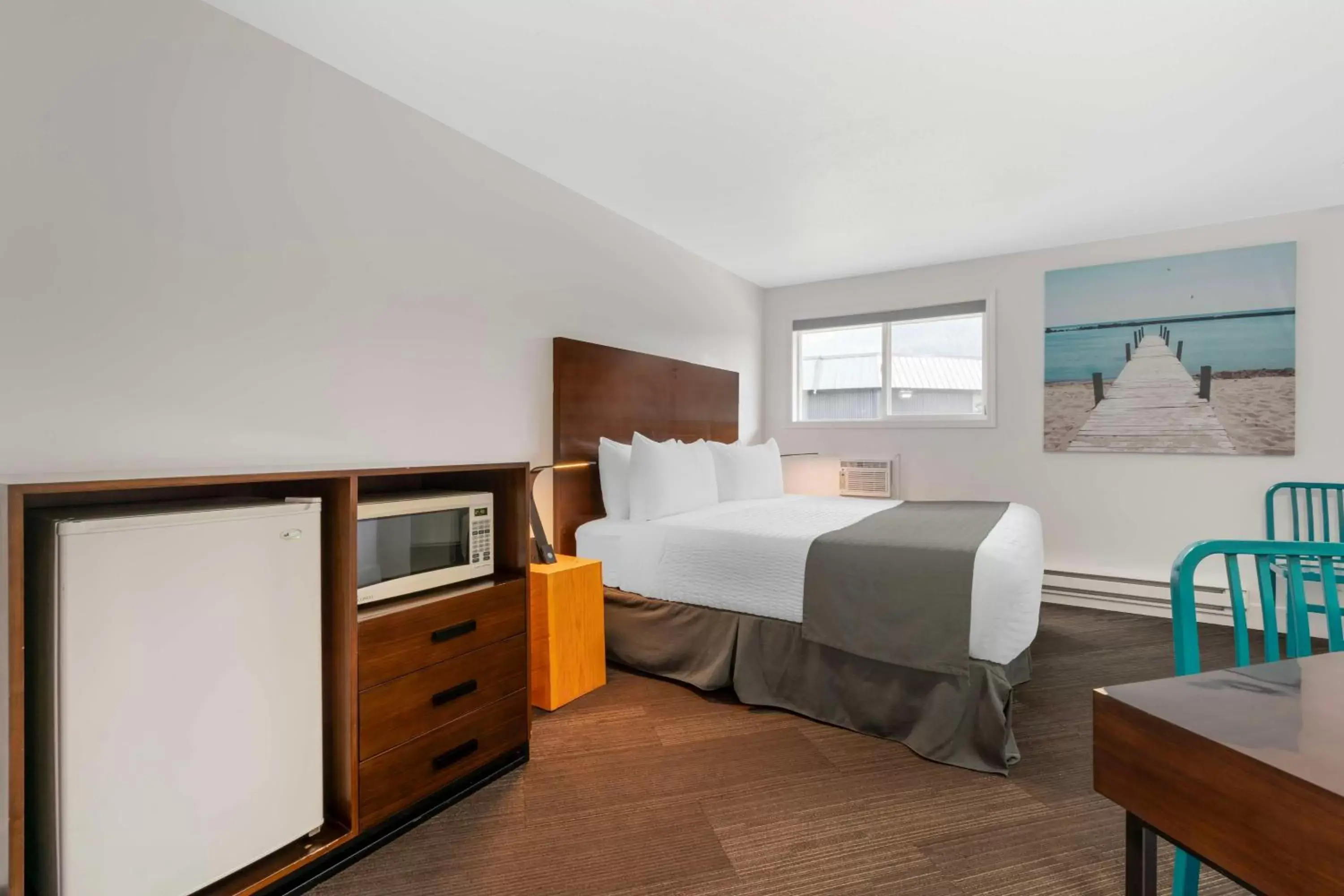 King Room with Mountain View in Stoke Hotel SureStay Collection by Best Western King Room with Mountain View in Stoke Hotel SureStay Collection by Best Western