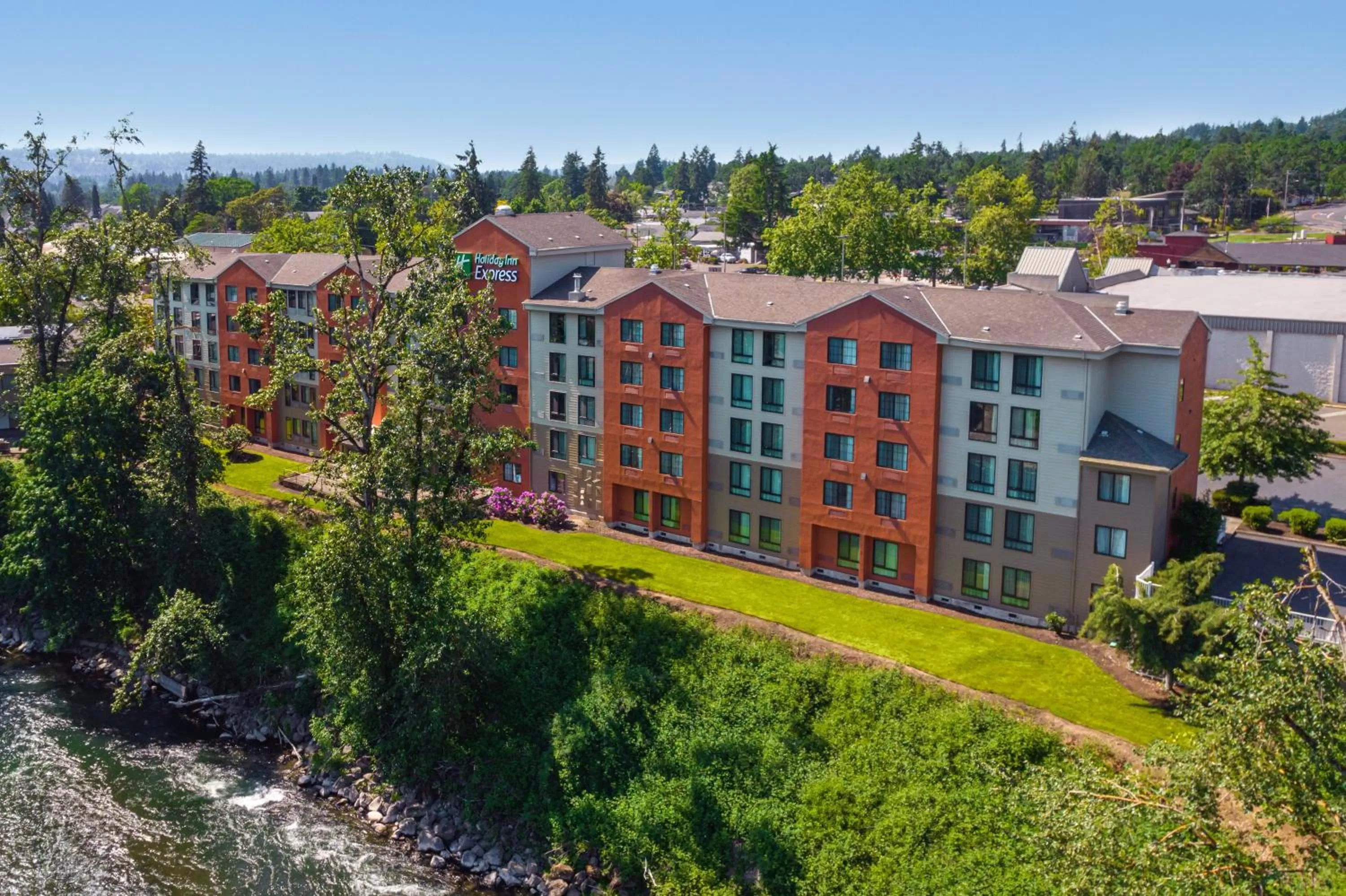 Property building in Holiday Inn Express Portland SE - Clackamas Area by IHG