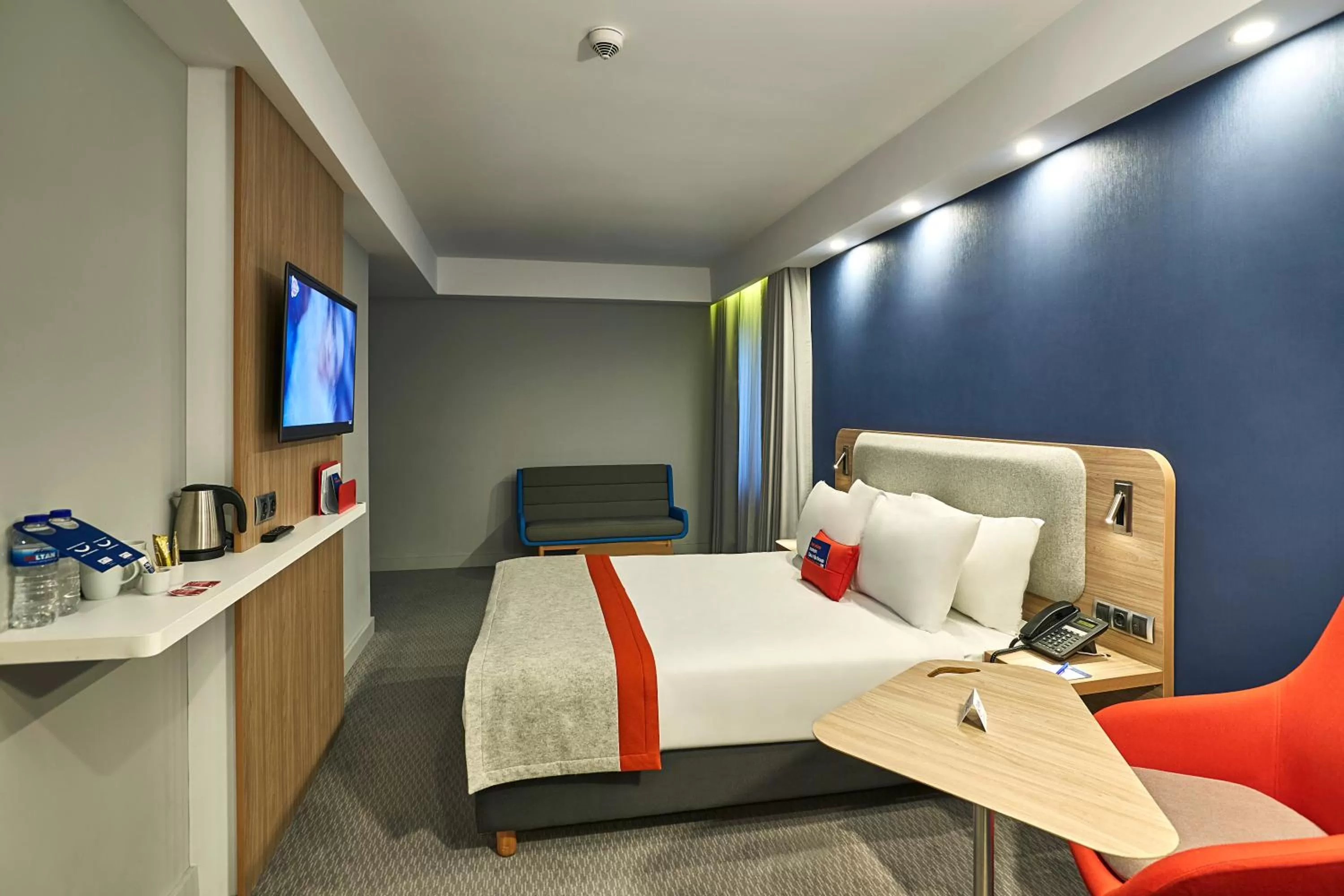 Bed in Holiday Inn Express - Istanbul - Atakoy Metro by IHG