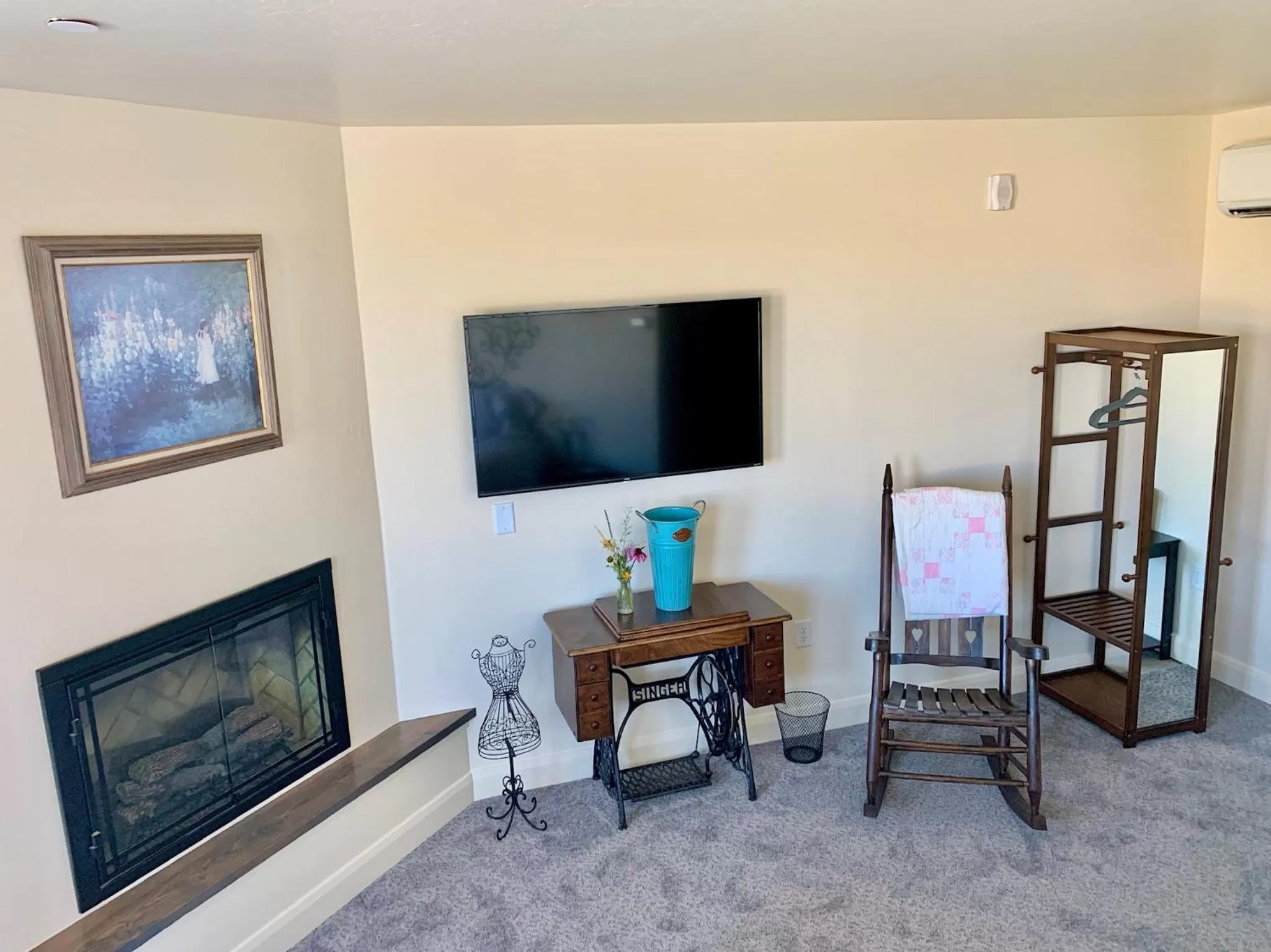 TV/Entertainment Center in Annie's Place Bed & Breakfast