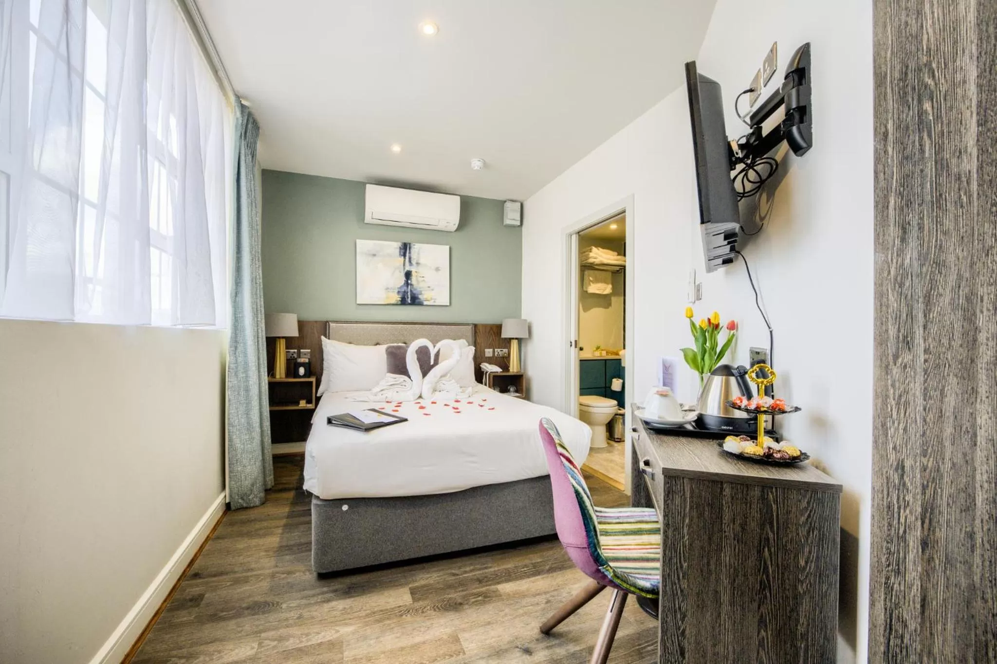 Photo of the whole room, Bed in Villare Leicester City Centre hotel