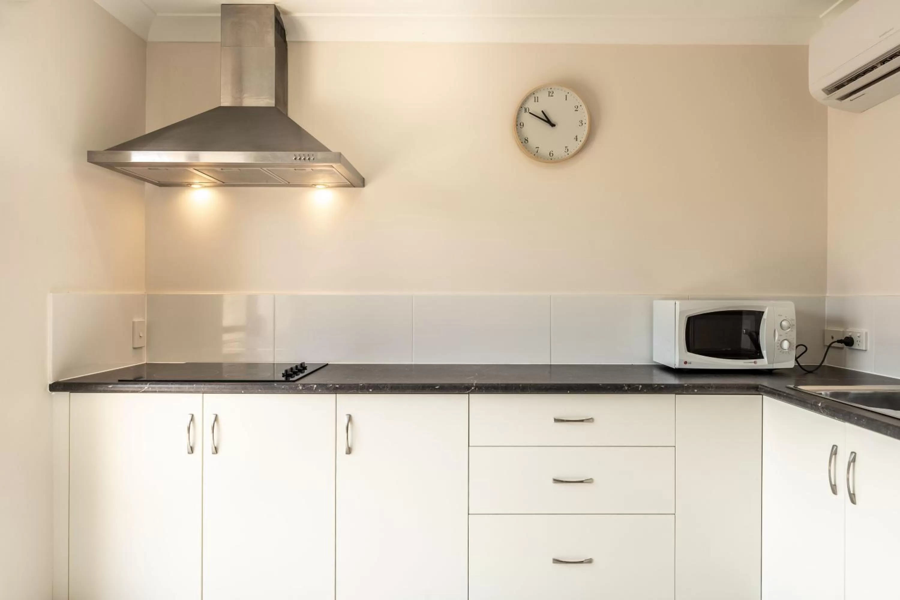 Kitchen/Kitchenette in Emerald Gardens Motel & Apartments